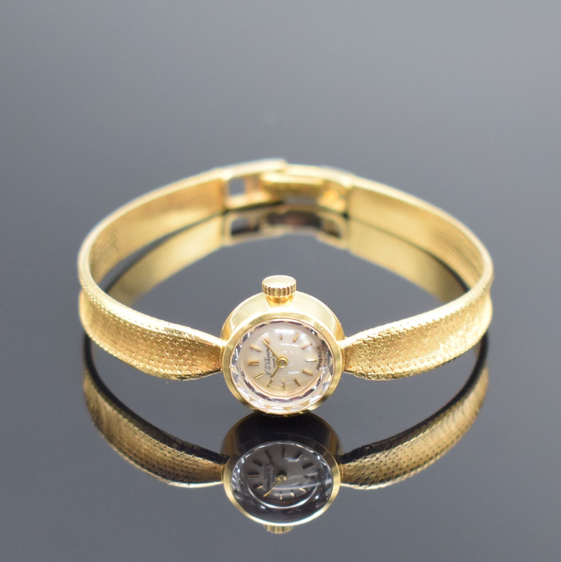 CHOPARD Damenarmbanduhr in GG 750/000, Schweiz um 1965, Handaufzug, Geh. an GG 750/000 Band, aufgedr. Boden dell., silb. Zifferbl. m. gold. Std.-Ind. ...