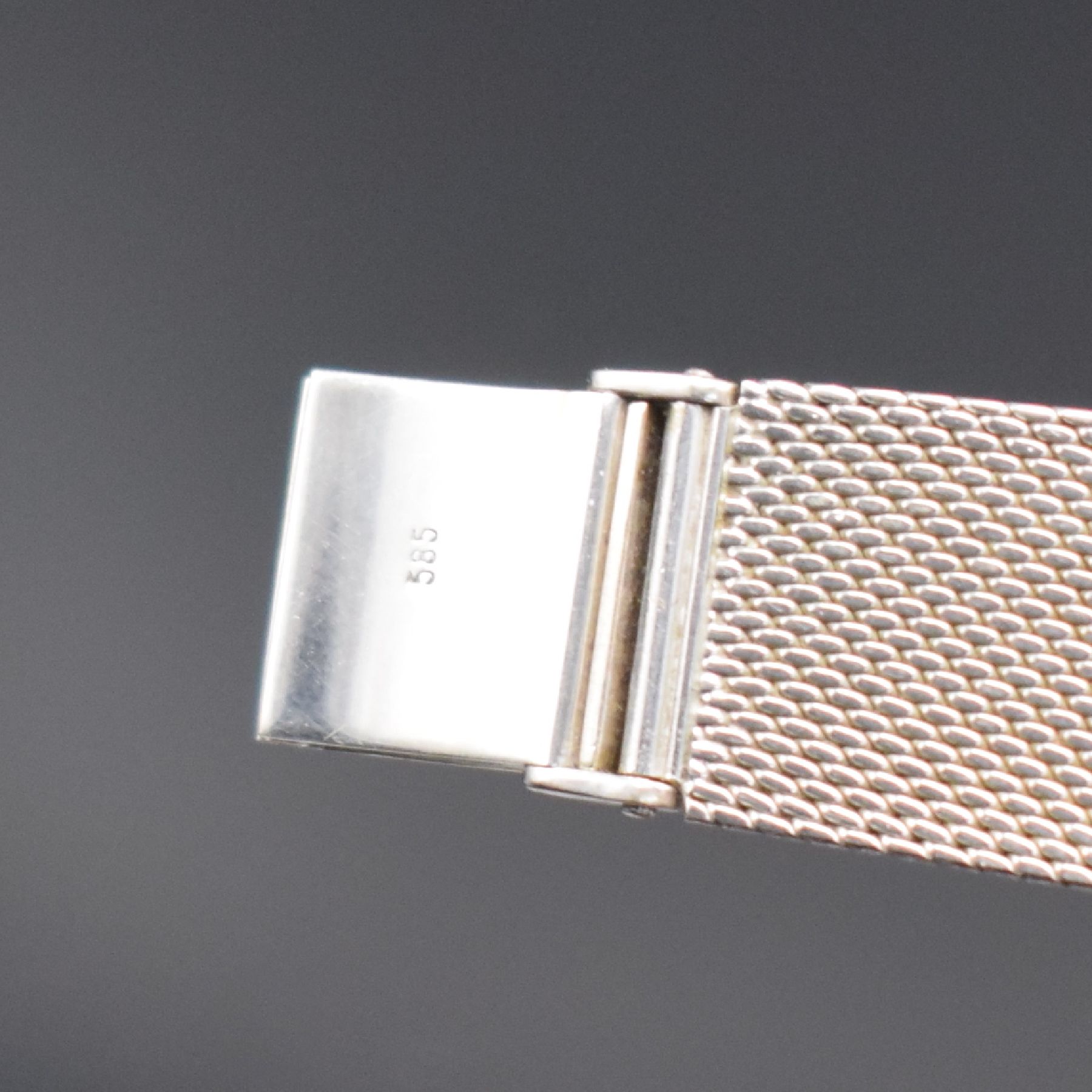 Detail b: PARA Klasse Herrenarmbanduhr in WG 585/000, Schweiz um 1970, Handaufzug, Geh. an Goldband WG 585/000, Boden aufgedr., blaues Zifferbl. m. weißen ...