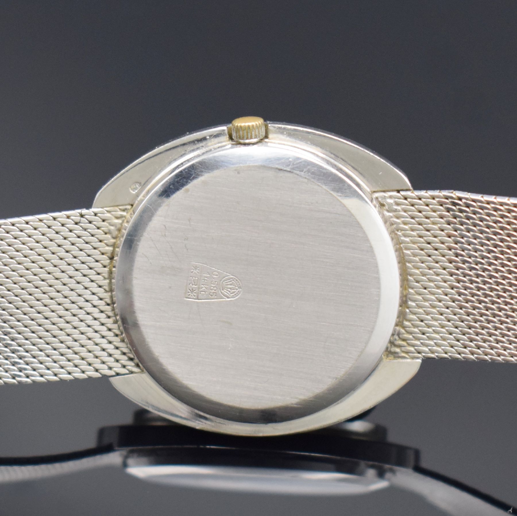 Detail c: PARA Klasse Herrenarmbanduhr in WG 585/000, Schweiz um 1970, Handaufzug, Geh. an Goldband WG 585/000, Boden aufgedr., blaues Zifferbl. m. weißen ...
