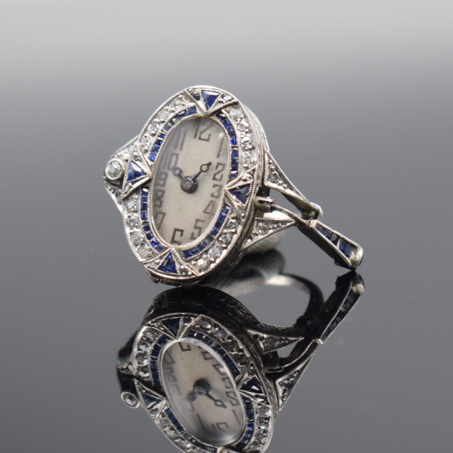 NOTSERP WATCH Co. ausgefallene Ringuhr in WG 750/000 mit Diamanten & Saphiren, Handaufzug, Schweiz um 1910, reich verziertes, mit Steinen besetztes, ...