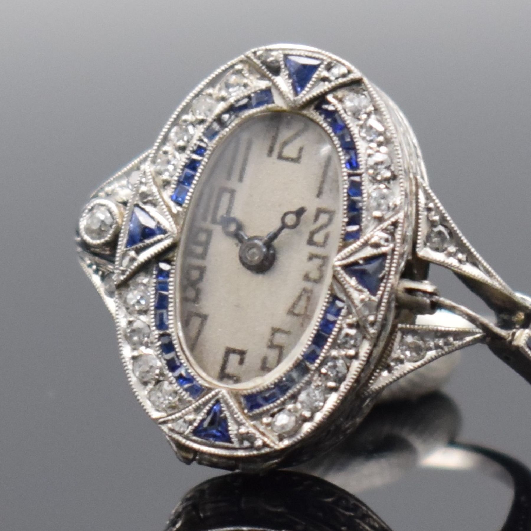 Detail a: NOTSERP WATCH Co. ausgefallene Ringuhr in WG 750/000 mit Diamanten & Saphiren, Handaufzug, Schweiz um 1910, reich verziertes, mit Steinen besetztes, ...