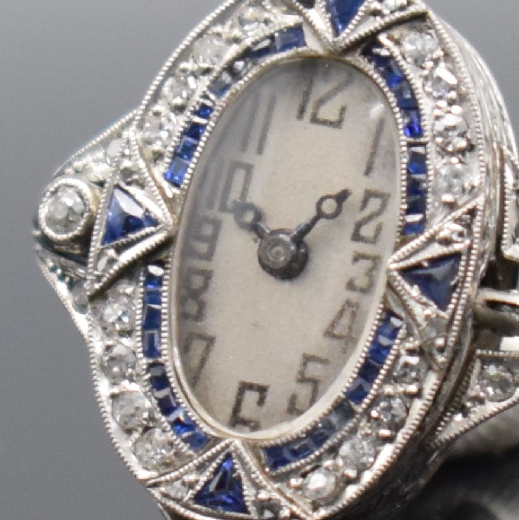 Detail b: NOTSERP WATCH Co. ausgefallene Ringuhr in WG 750/000 mit Diamanten & Saphiren, Handaufzug, Schweiz um 1910, reich verziertes, mit Steinen besetztes, ...
