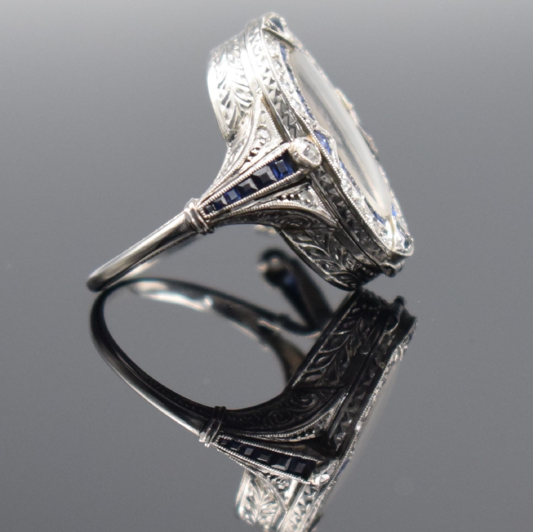 Detail c: NOTSERP WATCH Co. ausgefallene Ringuhr in WG 750/000 mit Diamanten & Saphiren, Handaufzug, Schweiz um 1910, reich verziertes, mit Steinen besetztes, ...