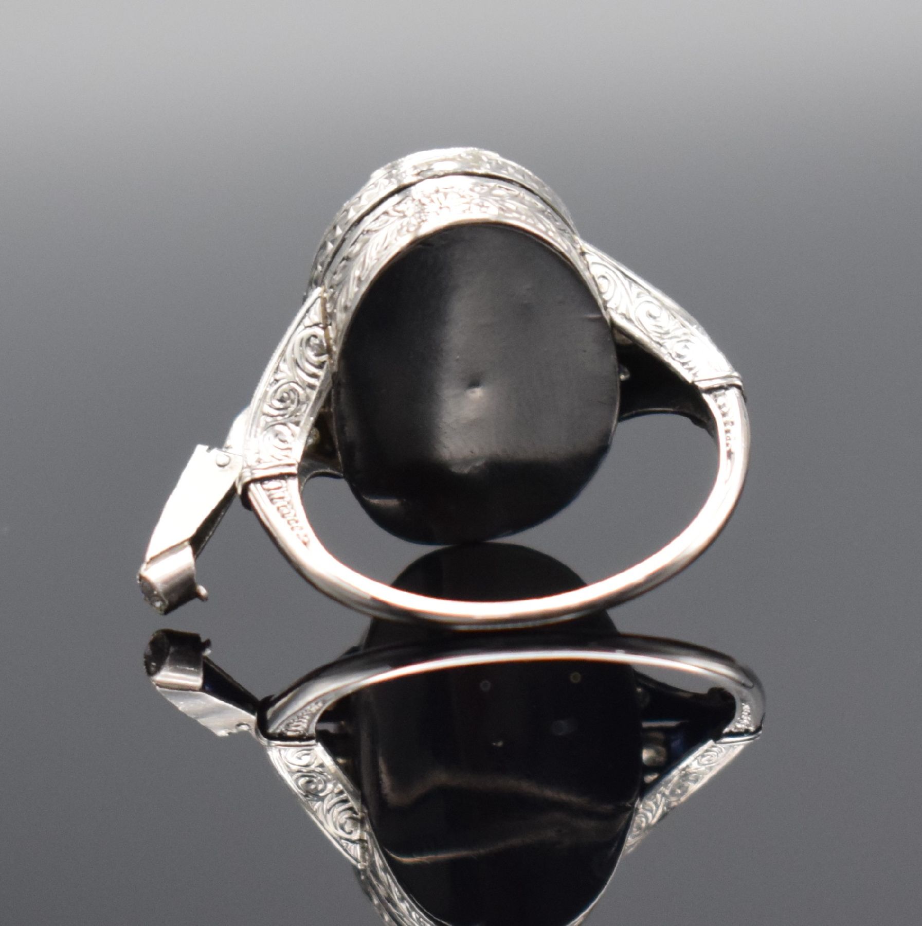 Detail d: NOTSERP WATCH Co. ausgefallene Ringuhr in WG 750/000 mit Diamanten & Saphiren, Handaufzug, Schweiz um 1910, reich verziertes, mit Steinen besetztes, ...