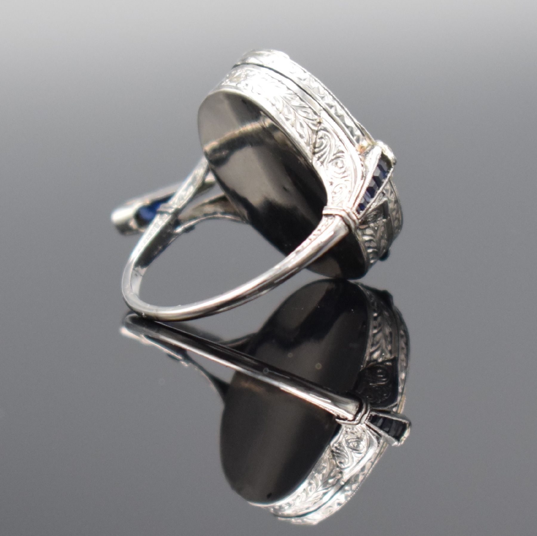 Detail e: NOTSERP WATCH Co. ausgefallene Ringuhr in WG 750/000 mit Diamanten & Saphiren, Handaufzug, Schweiz um 1910, reich verziertes, mit Steinen besetztes, ...