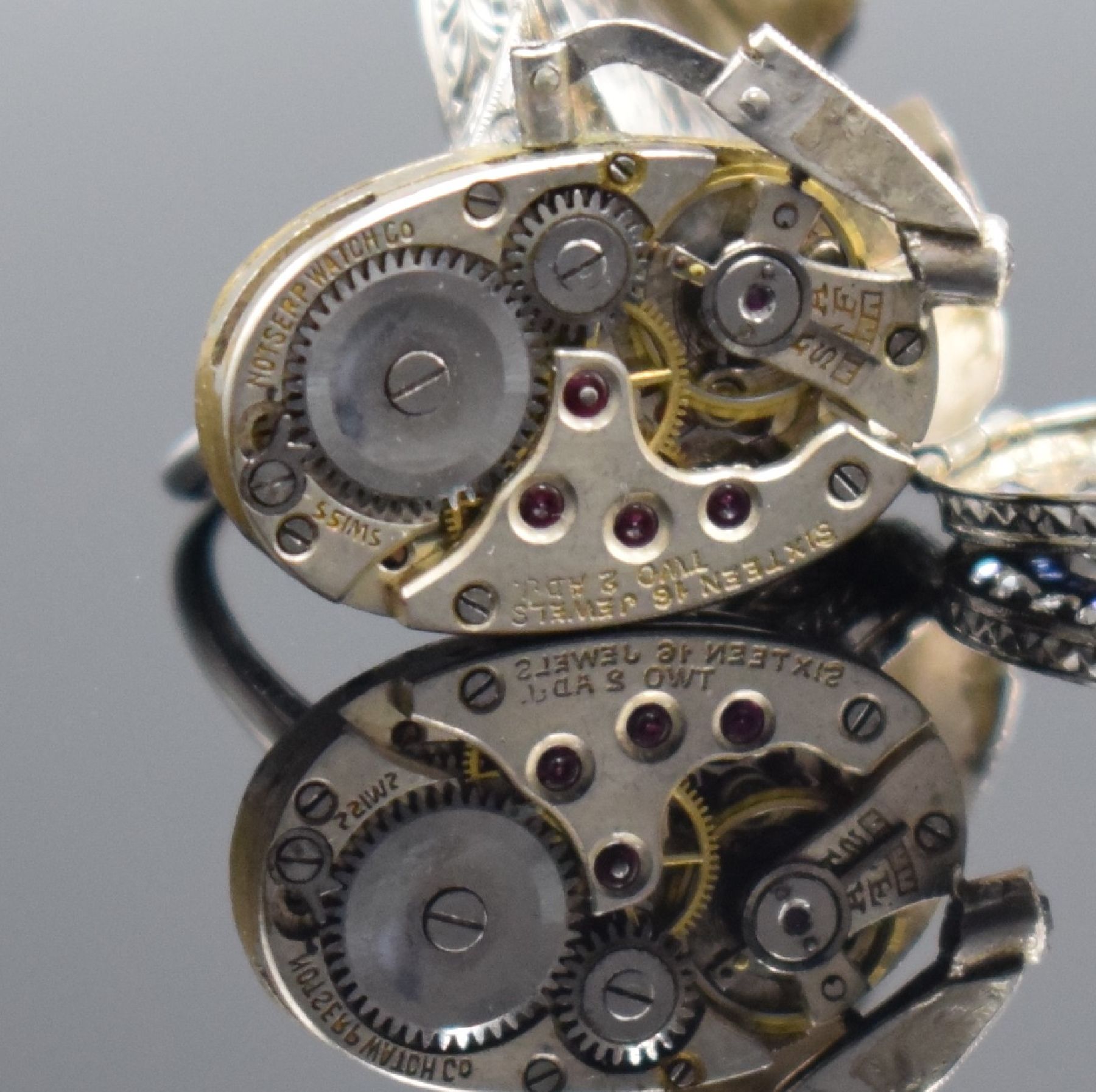 Detail i: NOTSERP WATCH Co. ausgefallene Ringuhr in WG 750/000 mit Diamanten & Saphiren, Handaufzug, Schweiz um 1910, reich verziertes, mit Steinen besetztes, ...