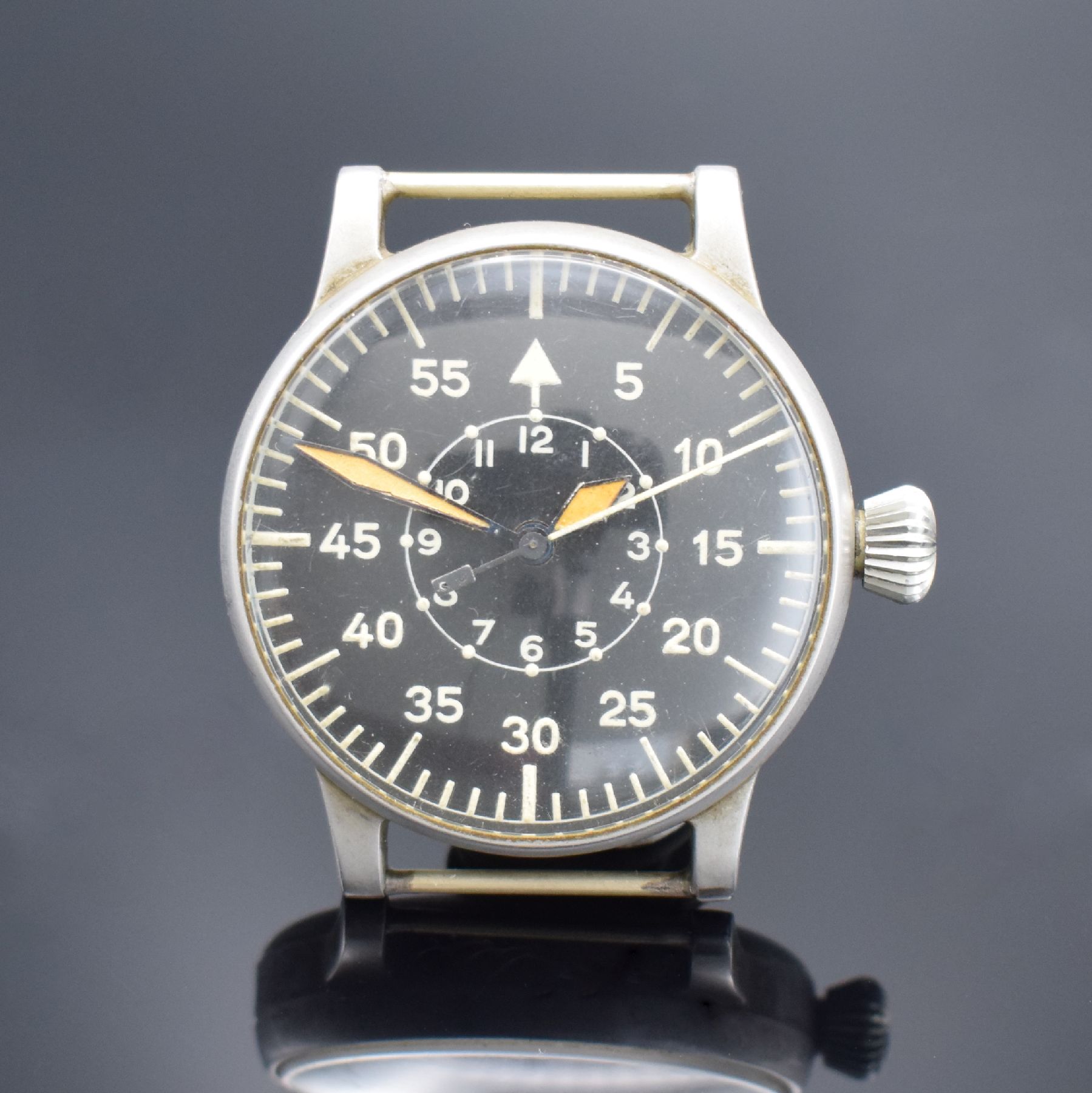 A. LANGE & SÖHNE Kaliber 48.1 Fliegerarmbanduhr, Deutschland um 1944, Handaufzug, matt. Metallgeh., Boden & Glasrand aufgedr., schwarzes Zifferbl. ...
