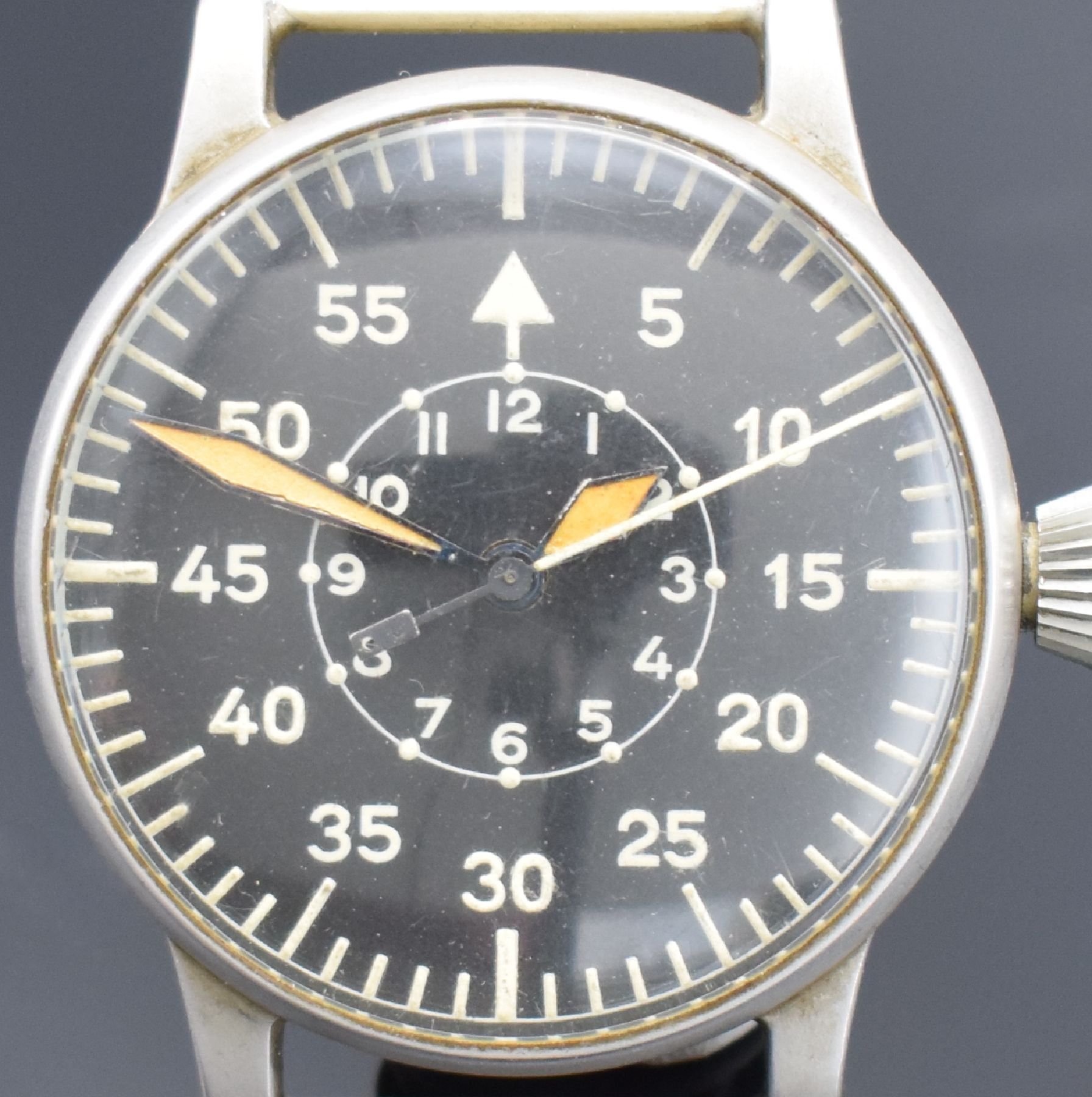 Detail a: A. LANGE & SÖHNE Kaliber 48.1 Fliegerarmbanduhr, Deutschland um 1944, Handaufzug, matt. Metallgeh., Boden & Glasrand aufgedr., schwarzes Zifferbl. ...