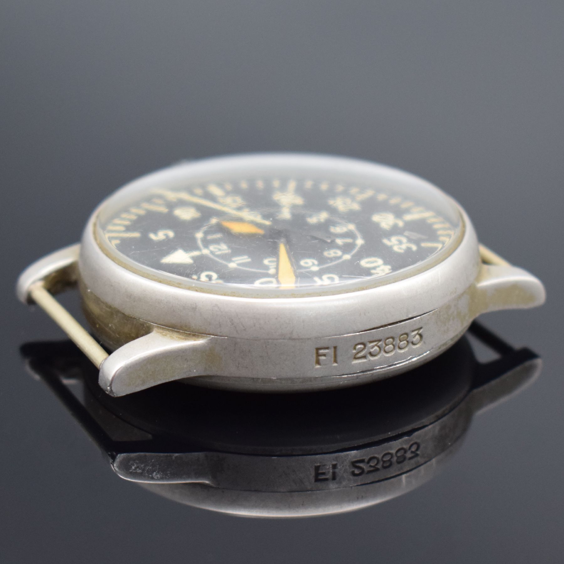 Detail b: A. LANGE & SÖHNE Kaliber 48.1 Fliegerarmbanduhr, Deutschland um 1944, Handaufzug, matt. Metallgeh., Boden & Glasrand aufgedr., schwarzes Zifferbl. ...