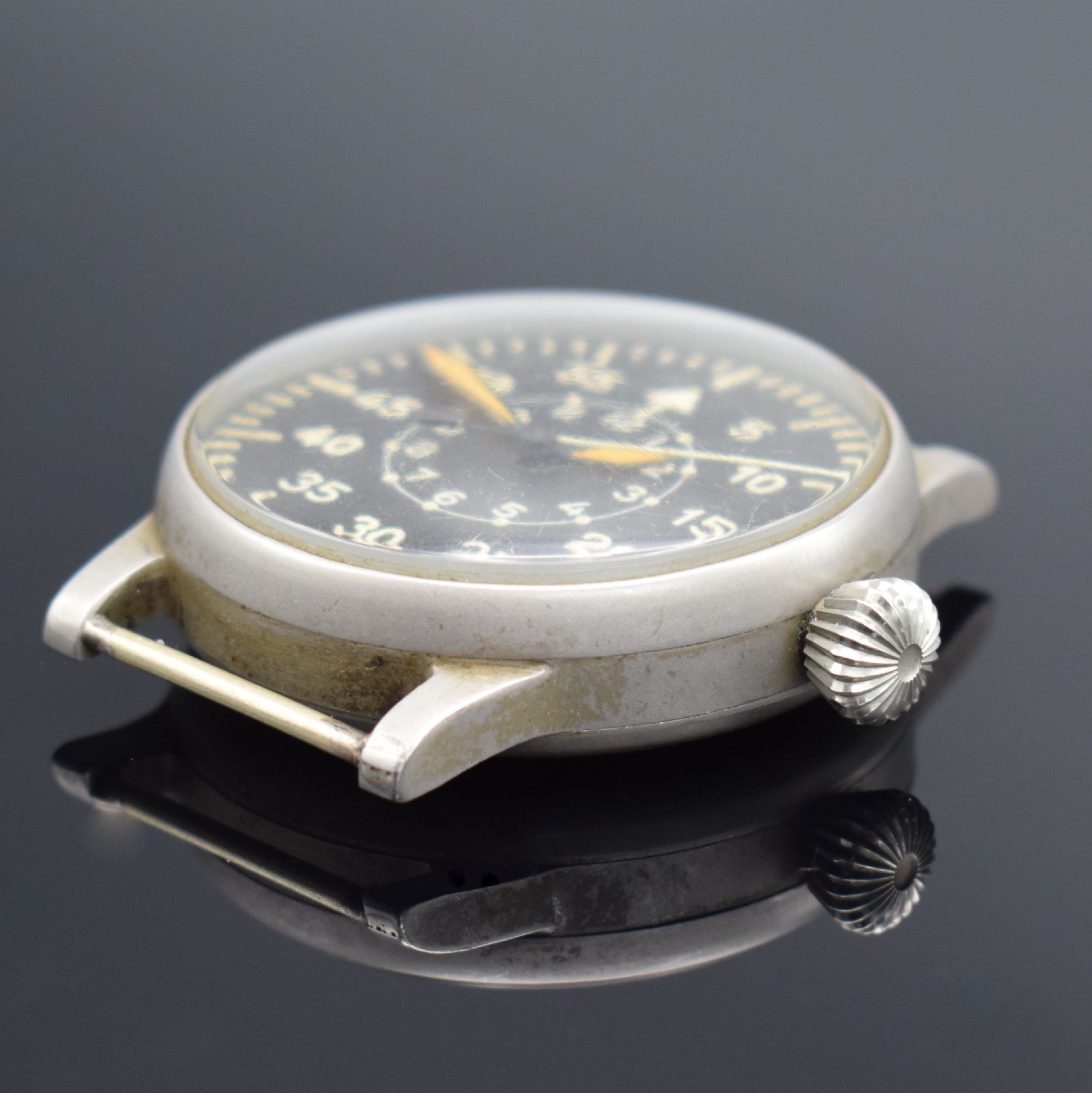 Detail c: A. LANGE & SÖHNE Kaliber 48.1 Fliegerarmbanduhr, Deutschland um 1944, Handaufzug, matt. Metallgeh., Boden & Glasrand aufgedr., schwarzes Zifferbl. ...