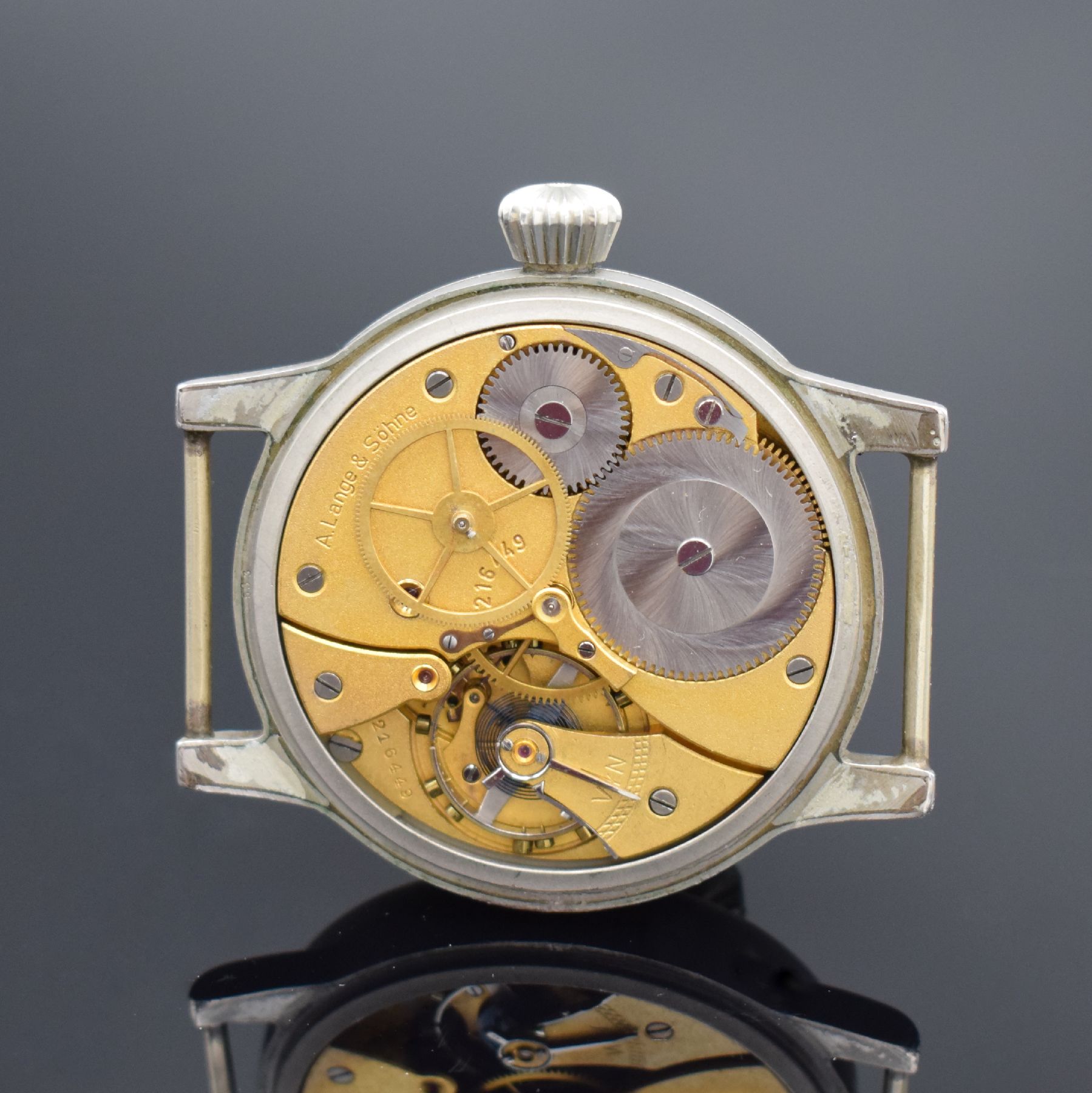 Detail e: A. LANGE & SÖHNE Kaliber 48.1 Fliegerarmbanduhr, Deutschland um 1944, Handaufzug, matt. Metallgeh., Boden & Glasrand aufgedr., schwarzes Zifferbl. ...