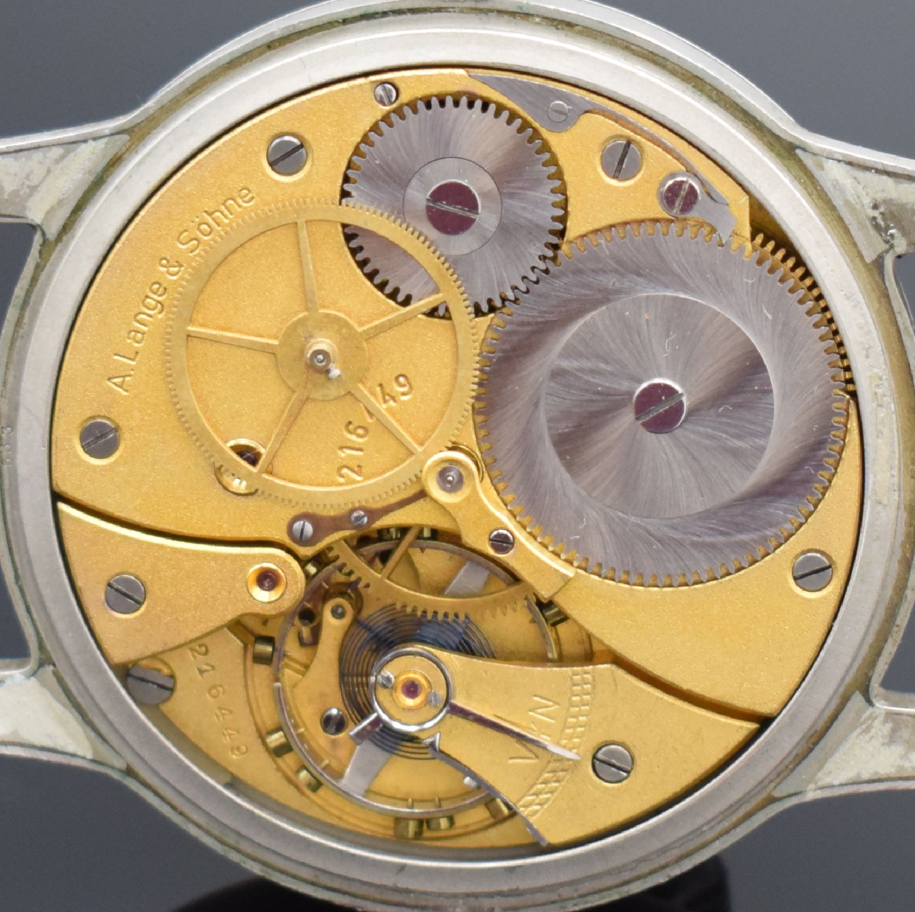 Detail f: A. LANGE & SÖHNE Kaliber 48.1 Fliegerarmbanduhr, Deutschland um 1944, Handaufzug, matt. Metallgeh., Boden & Glasrand aufgedr., schwarzes Zifferbl. ...