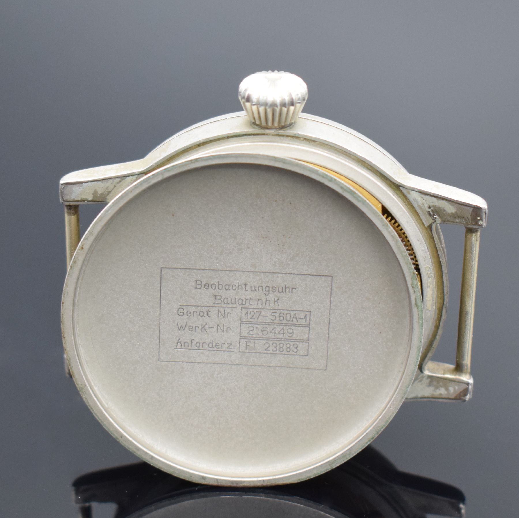 Detail g: A. LANGE & SÖHNE Kaliber 48.1 Fliegerarmbanduhr, Deutschland um 1944, Handaufzug, matt. Metallgeh., Boden & Glasrand aufgedr., schwarzes Zifferbl. ...