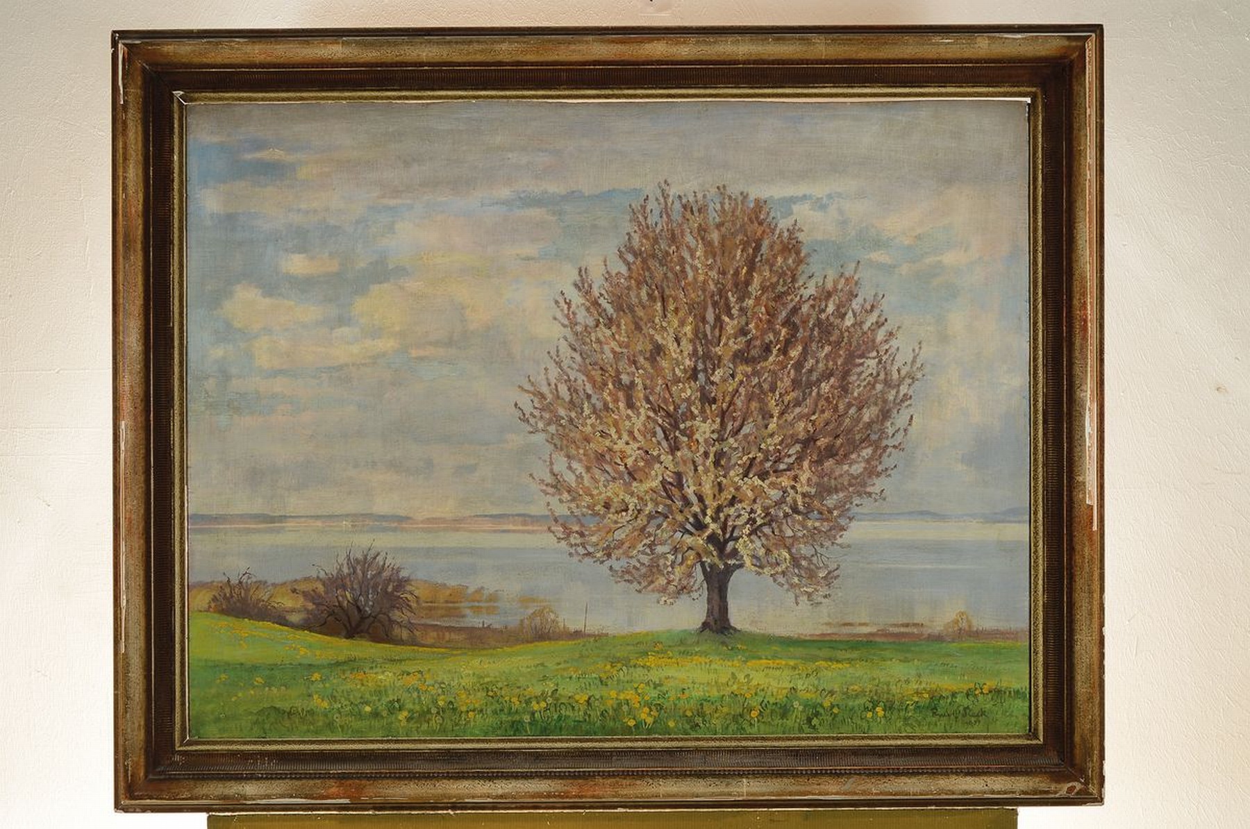 Detail k: Rudolf Sieck, 1877 Rosenheim-1957 Prien, Mai am Chiemsee, rückseitig so betitelt, blühender Baum am Seeufer, Öl/Holz, rechts unten signiert, ca. ...