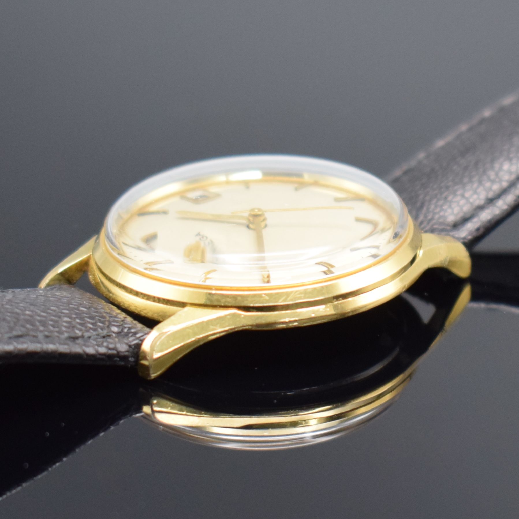 Detail b: OMEGA Herrenarmbanduhr Ref. 132.003, Schweiz um 1965, Handaufzug, verg. Geh., Stahlboden aufgedr., silb. Zifferbl. m. aufges. Std.-Ind.rest., gold. ...