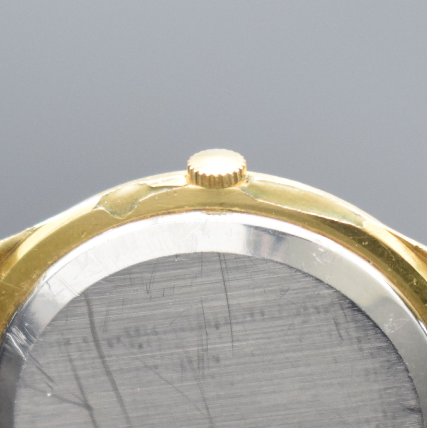 Detail e: OMEGA Herrenarmbanduhr Ref. 132.003, Schweiz um 1965, Handaufzug, verg. Geh., Stahlboden aufgedr., silb. Zifferbl. m. aufges. Std.-Ind.rest., gold. ...