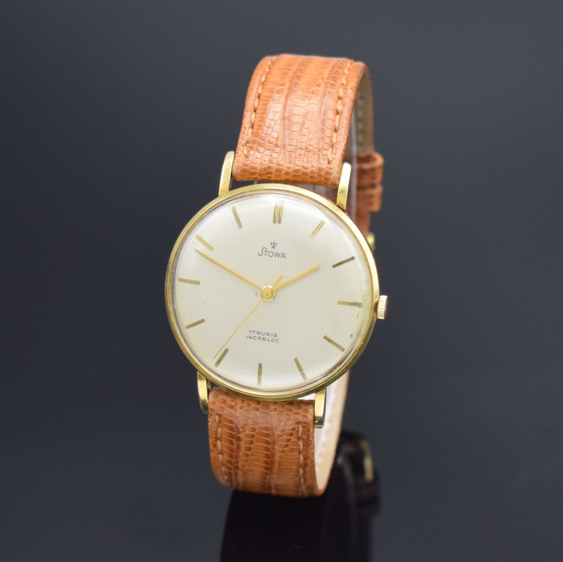 STOWA Herrenarmbanduhr in GG 585/000, Deutschland um 1960, Handaufzug, 2-teil. Geh., Glasrand aufgedr., silb. Zifferbl. m. aufges. gold. Std.-Ind., ...