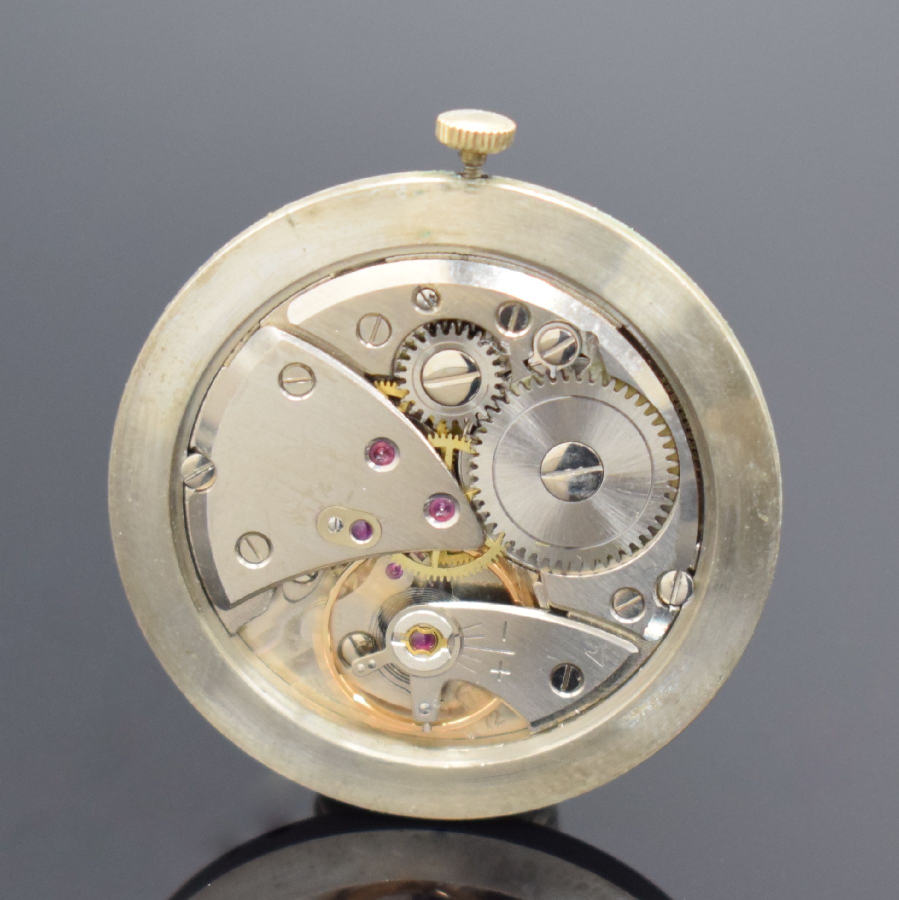 Detail d: STOWA Herrenarmbanduhr in GG 585/000, Deutschland um 1960, Handaufzug, 2-teil. Geh., Glasrand aufgedr., silb. Zifferbl. m. aufges. gold. Std.-Ind., ...