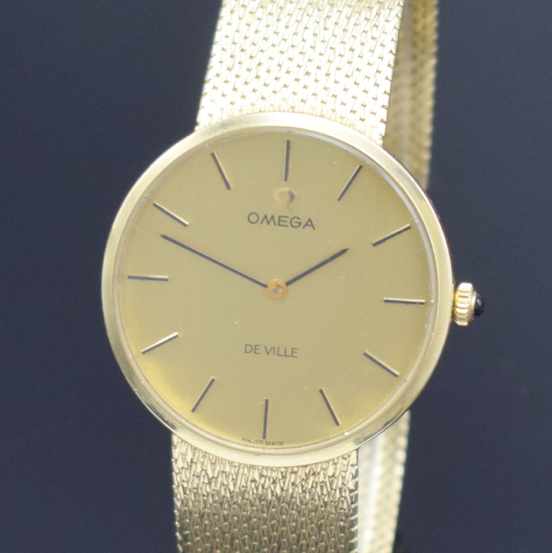 Detail a: OMEGA De Ville Herrenarmbanduhr in GG 585/000, Schweiz um 1973, Handaufzug, Boden aufgedr., Geh. an neutr. Goldband (später auf Kundenwunsch) in GG ...