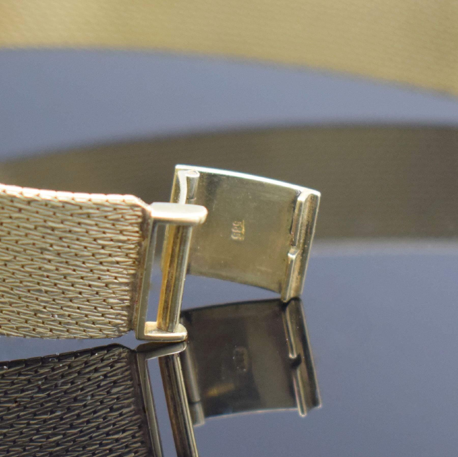 Detail b: OMEGA De Ville Herrenarmbanduhr in GG 585/000, Schweiz um 1973, Handaufzug, Boden aufgedr., Geh. an neutr. Goldband (später auf Kundenwunsch) in GG ...