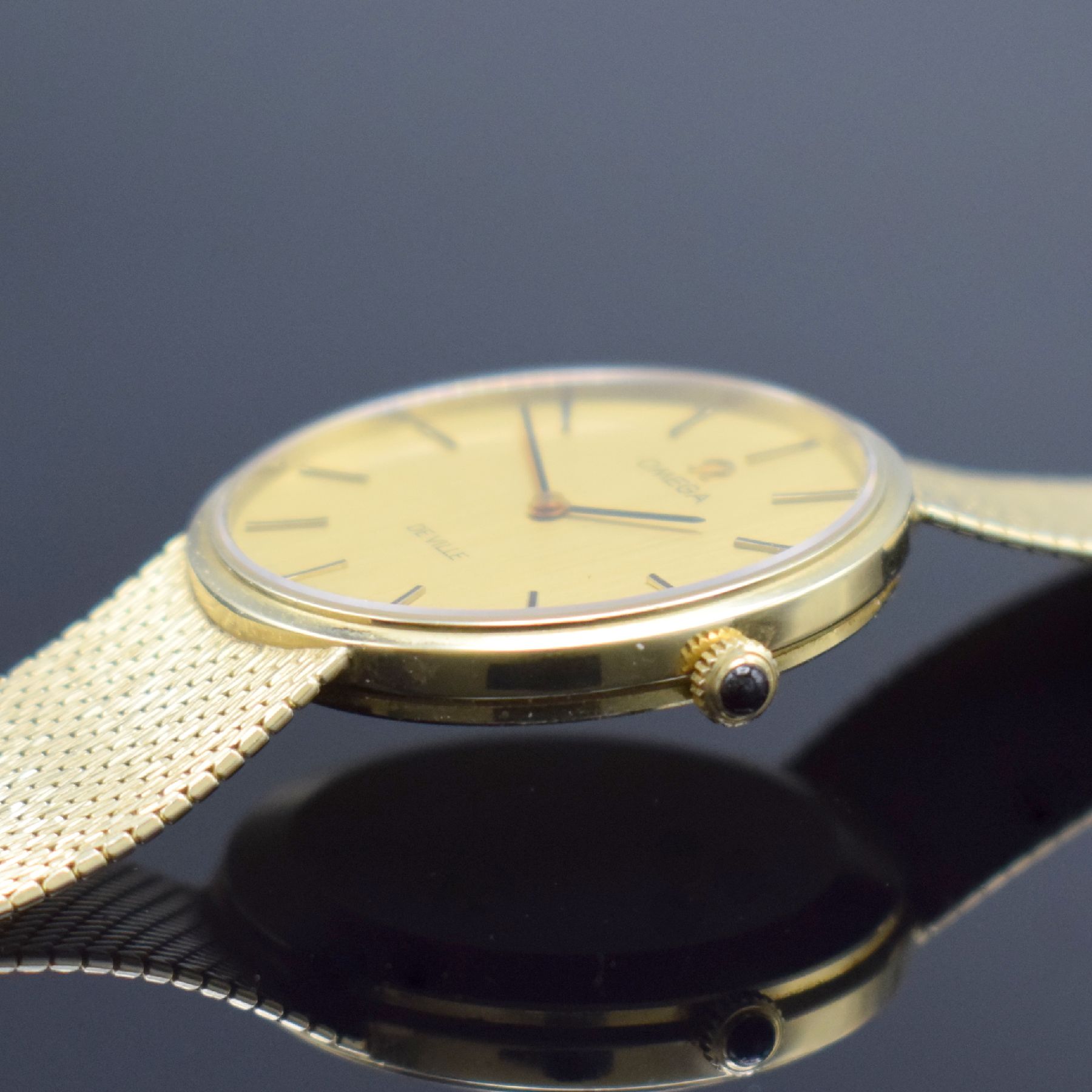 Detail c: OMEGA De Ville Herrenarmbanduhr in GG 585/000, Schweiz um 1973, Handaufzug, Boden aufgedr., Geh. an neutr. Goldband (später auf Kundenwunsch) in GG ...