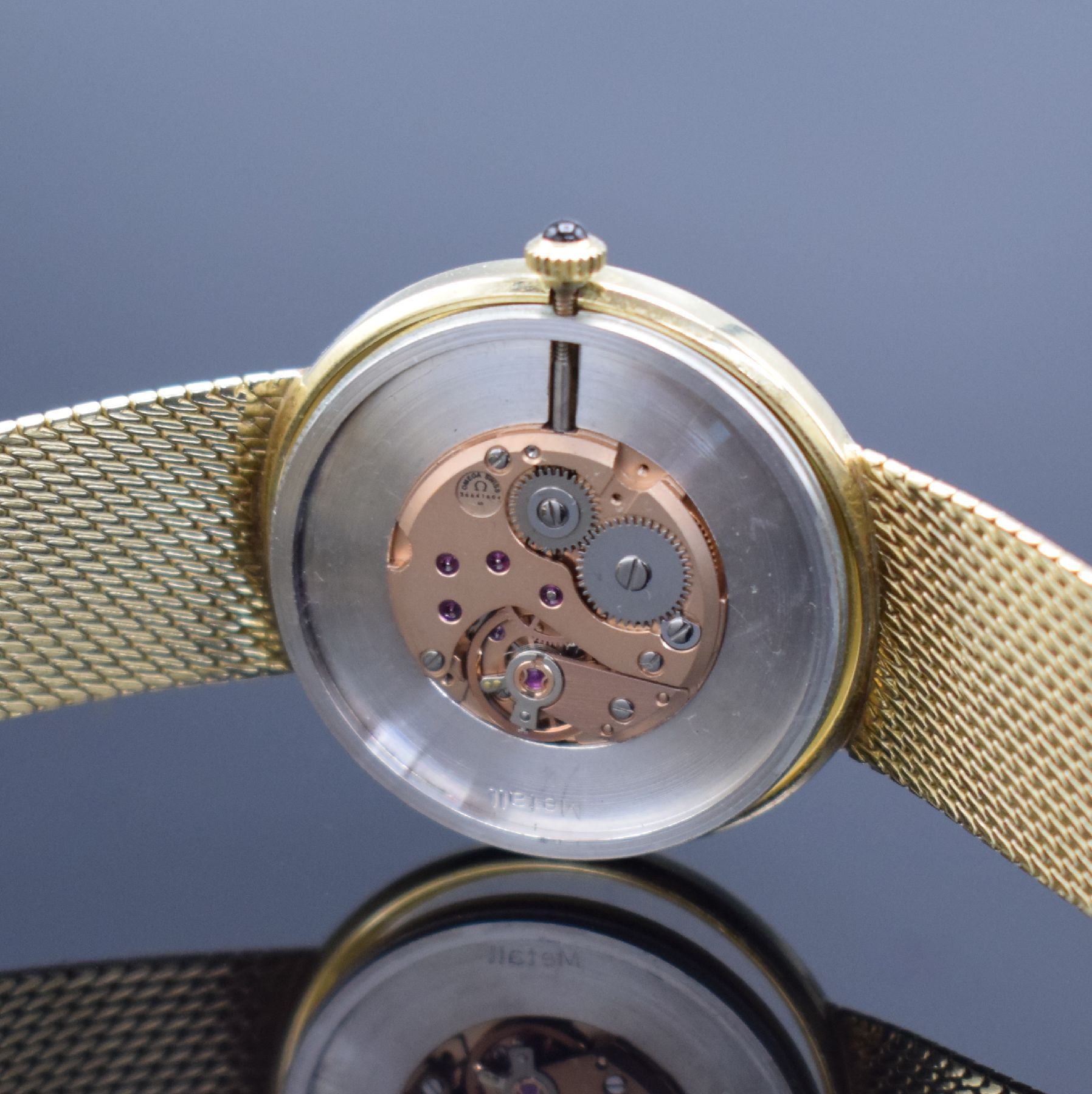 Detail e: OMEGA De Ville Herrenarmbanduhr in GG 585/000, Schweiz um 1973, Handaufzug, Boden aufgedr., Geh. an neutr. Goldband (später auf Kundenwunsch) in GG ...