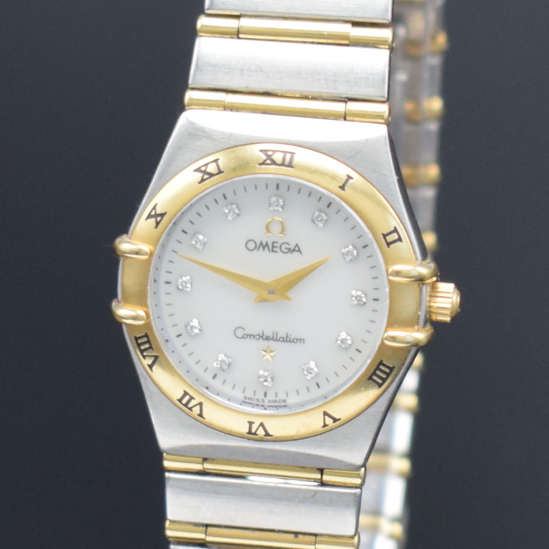 Detail a: OMEGA Constellation Damenarmbanduhr, Schweiz verk. lt. beil. Pap. 08/2004, quarz, Ref. 12727500, Edelstahl/Gold komb., Boden gedr., Gliederband m. ...