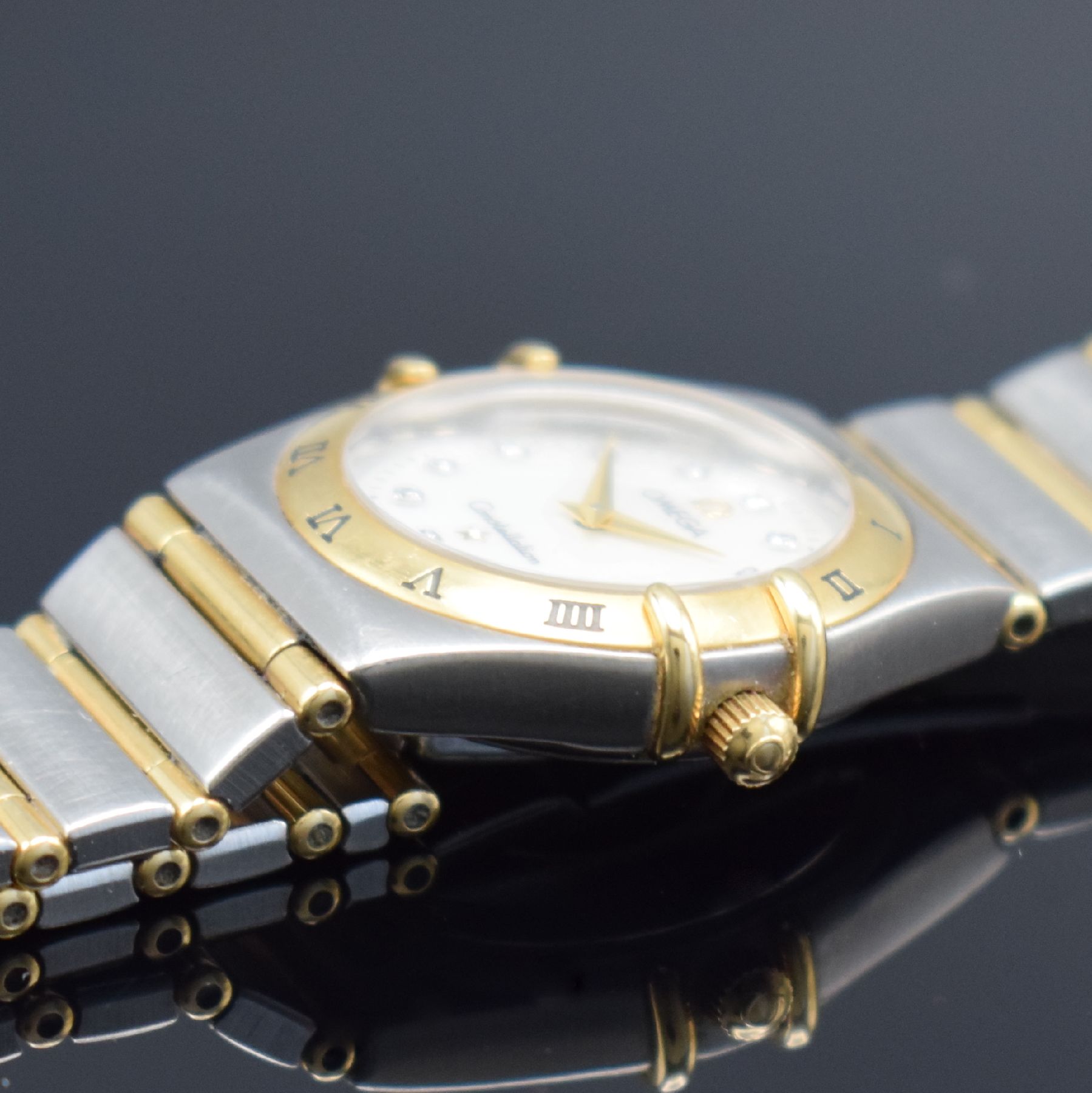Detail c: OMEGA Constellation Damenarmbanduhr, Schweiz verk. lt. beil. Pap. 08/2004, quarz, Ref. 12727500, Edelstahl/Gold komb., Boden gedr., Gliederband m. ...