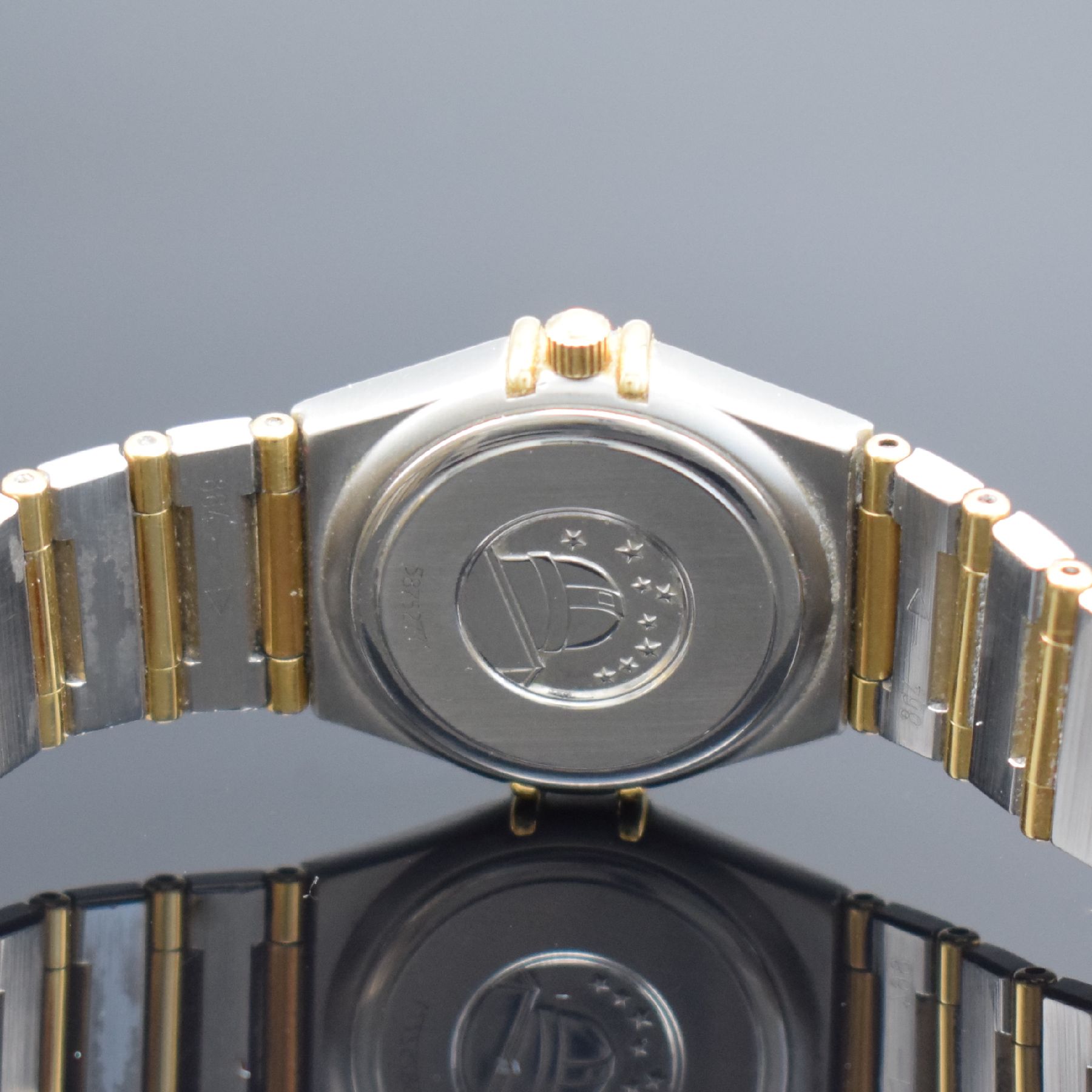 Detail d: OMEGA Constellation Damenarmbanduhr, Schweiz verk. lt. beil. Pap. 08/2004, quarz, Ref. 12727500, Edelstahl/Gold komb., Boden gedr., Gliederband m. ...