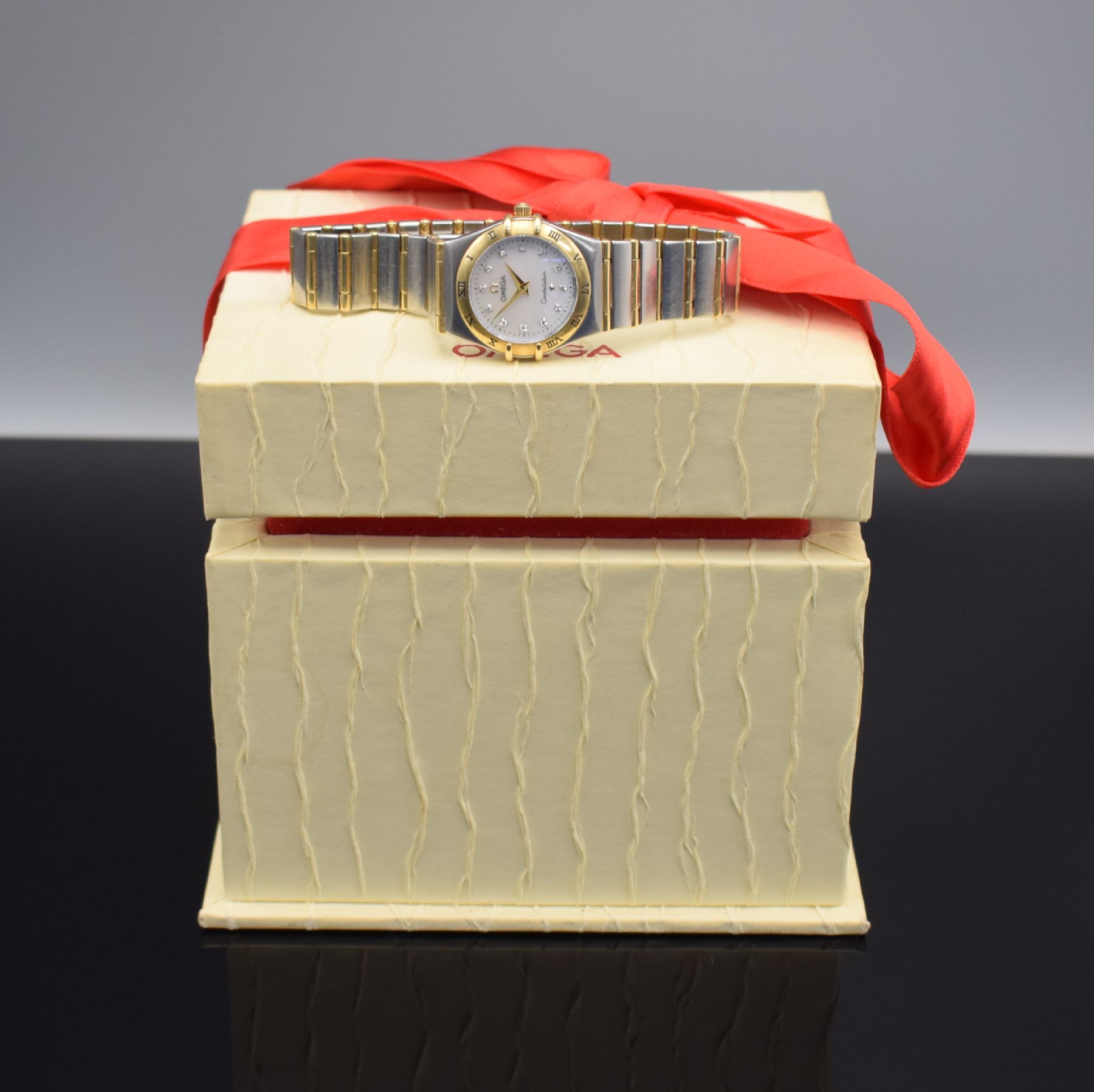 Detail e: OMEGA Constellation Damenarmbanduhr, Schweiz verk. lt. beil. Pap. 08/2004, quarz, Ref. 12727500, Edelstahl/Gold komb., Boden gedr., Gliederband m. ...