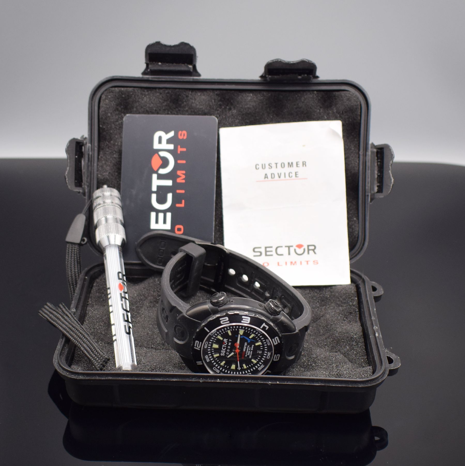 Detail e: SECTOR 1000 MT Shark Master Taucher- Herrenarmbanduhr, Schweiz um 2015, Automatik, geschw. Edelstahlgeh., Boden & Kronen verschr., Krone f. Aufzug, ...