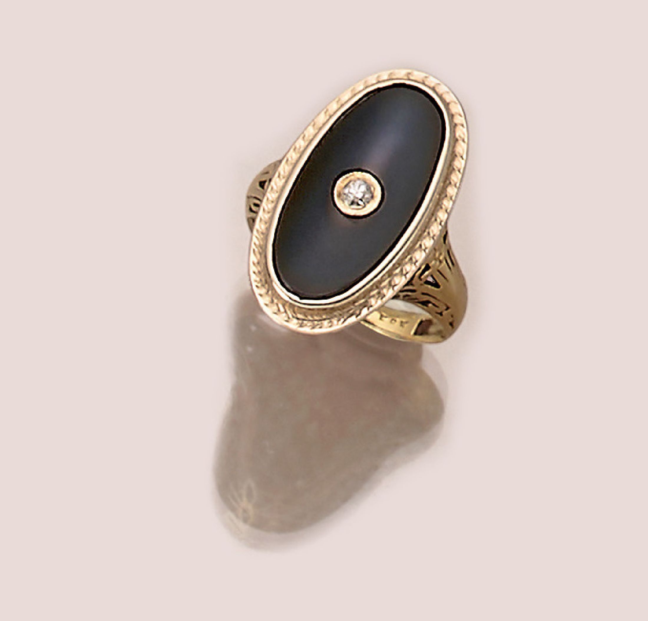 Detail a: 14 kt Gold Art-Deco-Ring, um 1920/30, GG 585/000, aufwändige, gesägte Unterkaderung,Onyxplatte mit eingel. Altschliffdiam. ca. 0.02 ct, total ca. ...