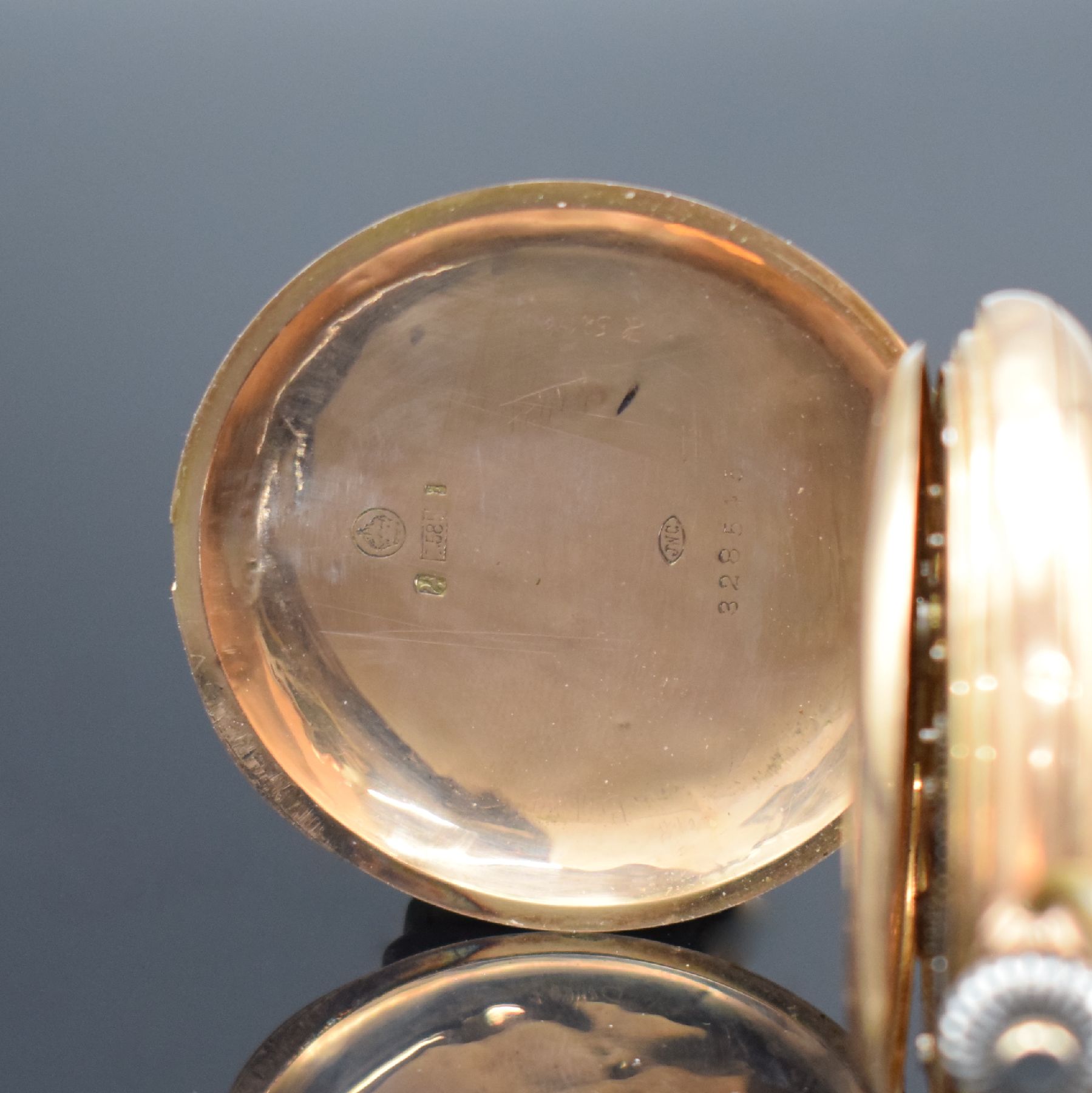 Detail d: IWC Herrensavonette Kaliber 53 in RG 585/000, Schweiz um 1903, glattes 3 Deckel- Goldgeh. dell., Emailzifferbl. m. arab. Zahlen riss., gold. ...