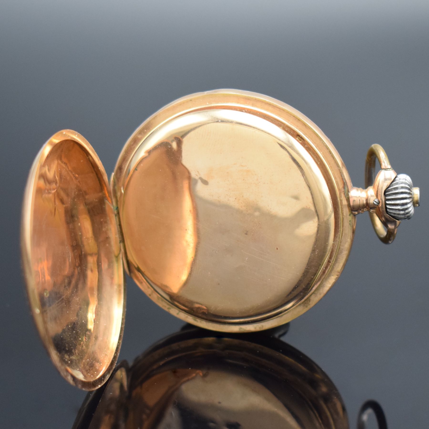 Detail e: IWC Herrensavonette Kaliber 53 in RG 585/000, Schweiz um 1903, glattes 3 Deckel- Goldgeh. dell., Emailzifferbl. m. arab. Zahlen riss., gold. ...
