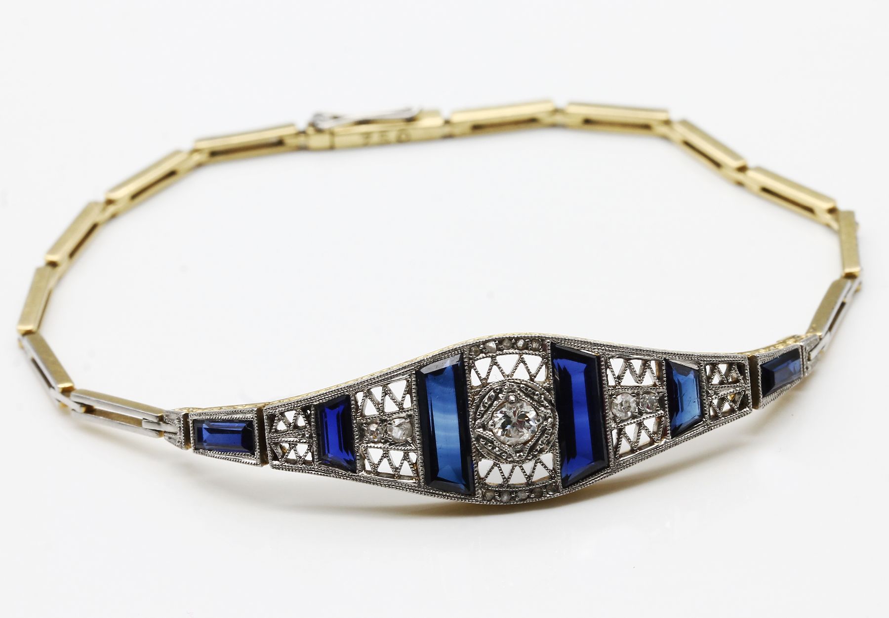 18 kt Gold Art-Deco Diamant-Armband, GG 750/000, Oberfläche platiniert, um 1920, länglich rechteckige Glieder, Mittelteil durchbrochen gearbeitet, ...