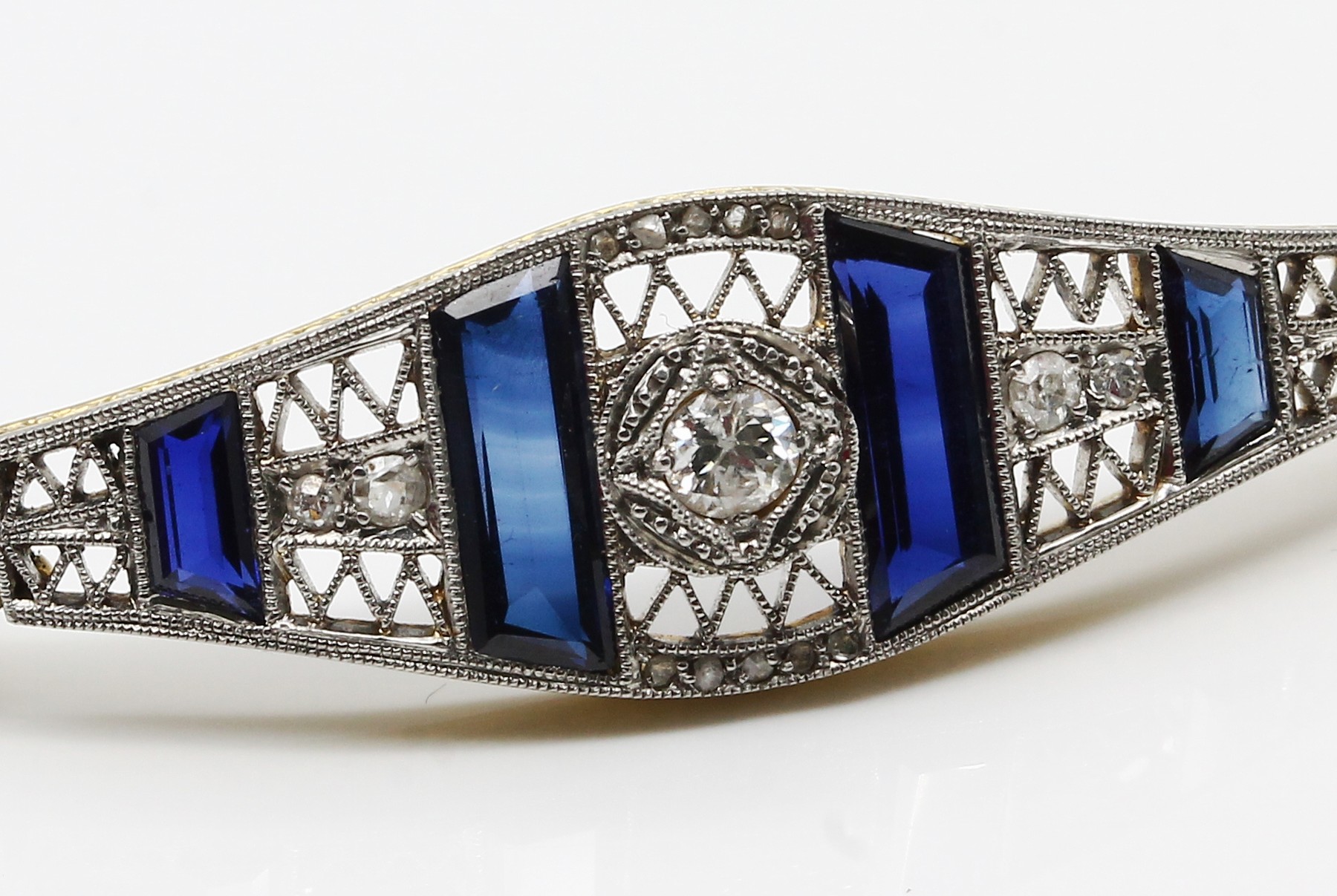 Detail a: 18 kt Gold Art-Deco Diamant-Armband, GG 750/000, Oberfläche platiniert, um 1920, länglich rechteckige Glieder, Mittelteil durchbrochen gearbeitet, ...