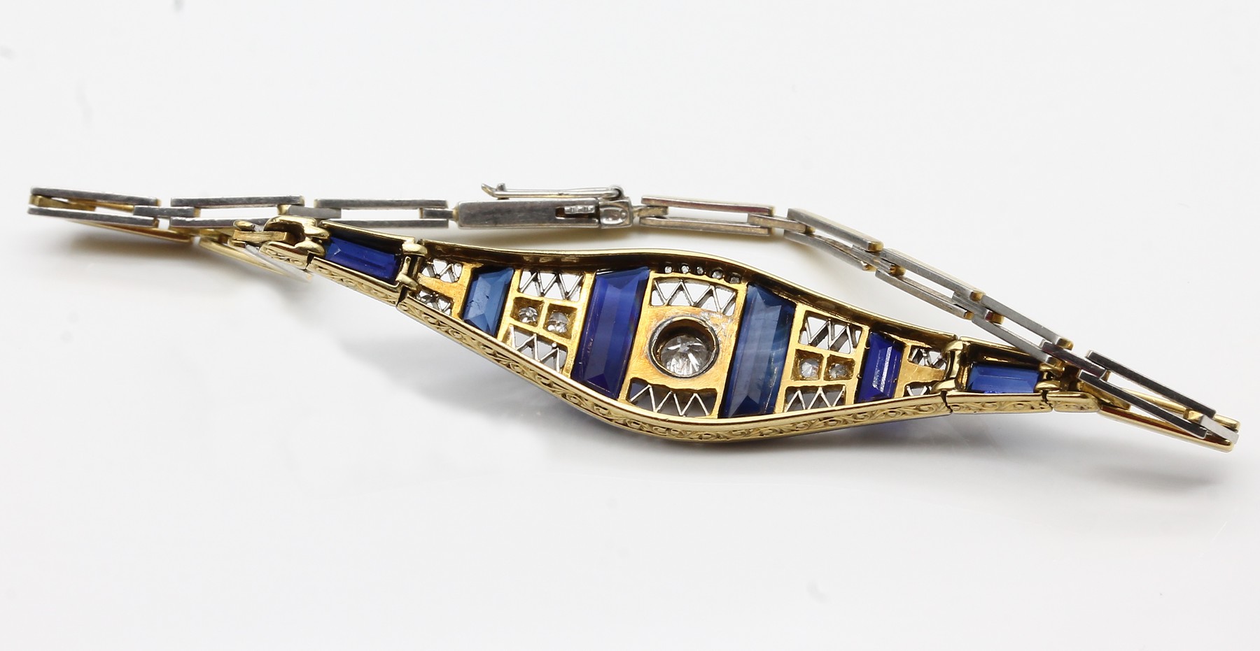 Detail b: 18 kt Gold Art-Deco Diamant-Armband, GG 750/000, Oberfläche platiniert, um 1920, länglich rechteckige Glieder, Mittelteil durchbrochen gearbeitet, ...