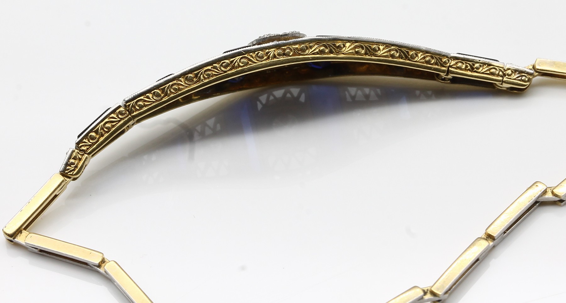 Detail c: 18 kt Gold Art-Deco Diamant-Armband, GG 750/000, Oberfläche platiniert, um 1920, länglich rechteckige Glieder, Mittelteil durchbrochen gearbeitet, ...