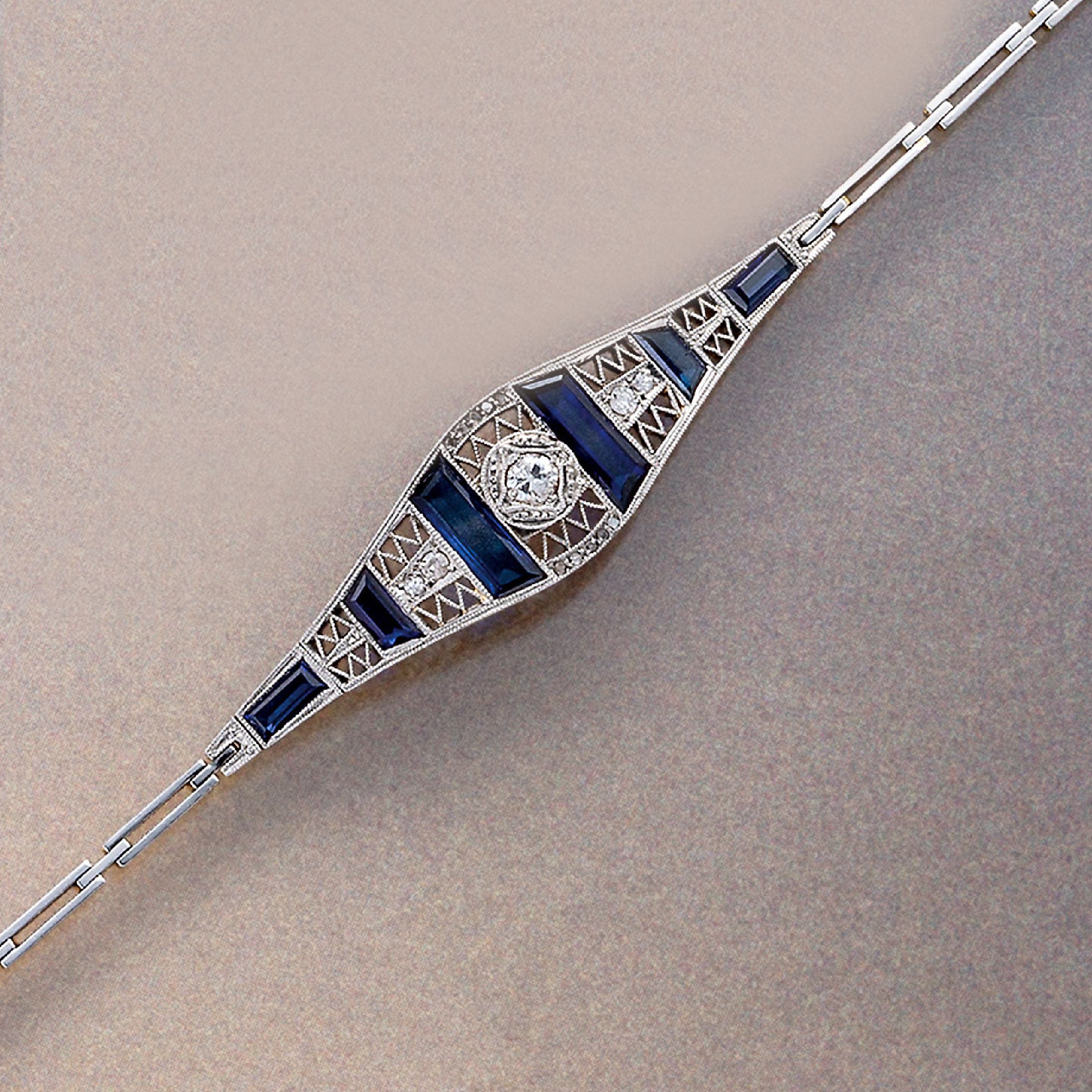 Detail d: 18 kt Gold Art-Deco Diamant-Armband, GG 750/000, Oberfläche platiniert, um 1920, länglich rechteckige Glieder, Mittelteil durchbrochen gearbeitet, ...
