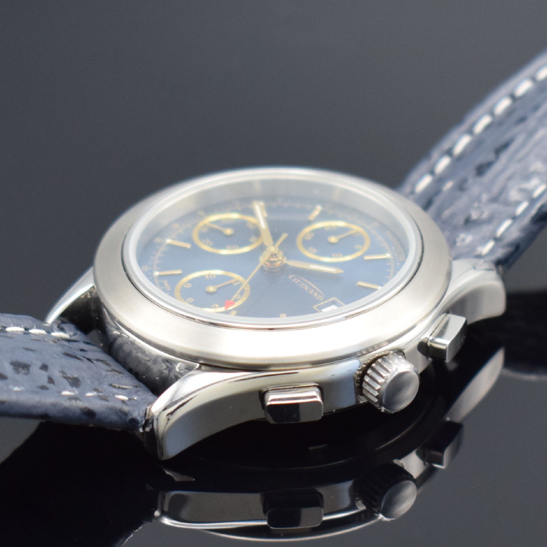 Detail b: GUINAND nahezu neuwertige Herrenarmbanduhr mit Chronograph, Schweiz um 2000, Automatik, verschr. Geh. in Edelstahl, blaues Zifferbl. m. aufges. gold. ...