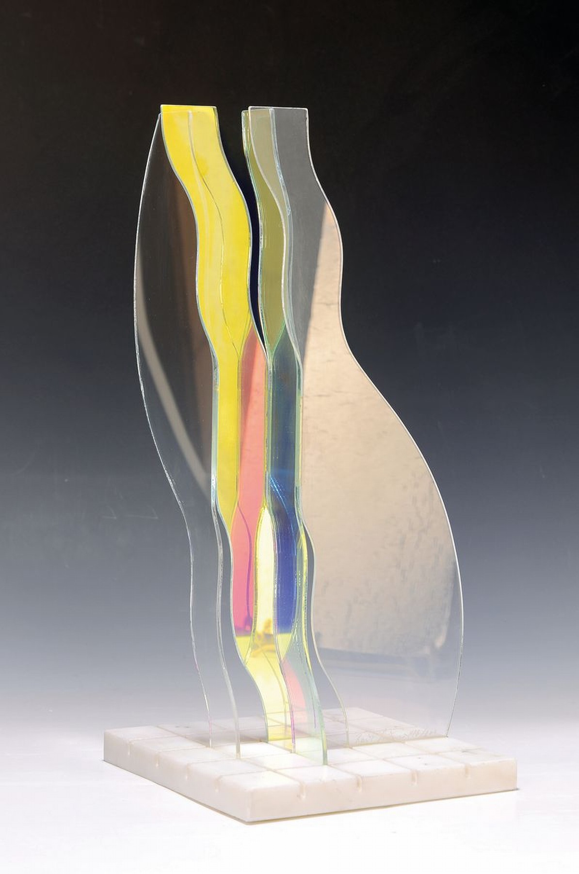 Renato Santarossa, geb. 1943 Bozen, Bauingenieur mit folgender künstlerischer Leitung eines Ateliers für Glasgestaltung, zahlreiche nationale ...