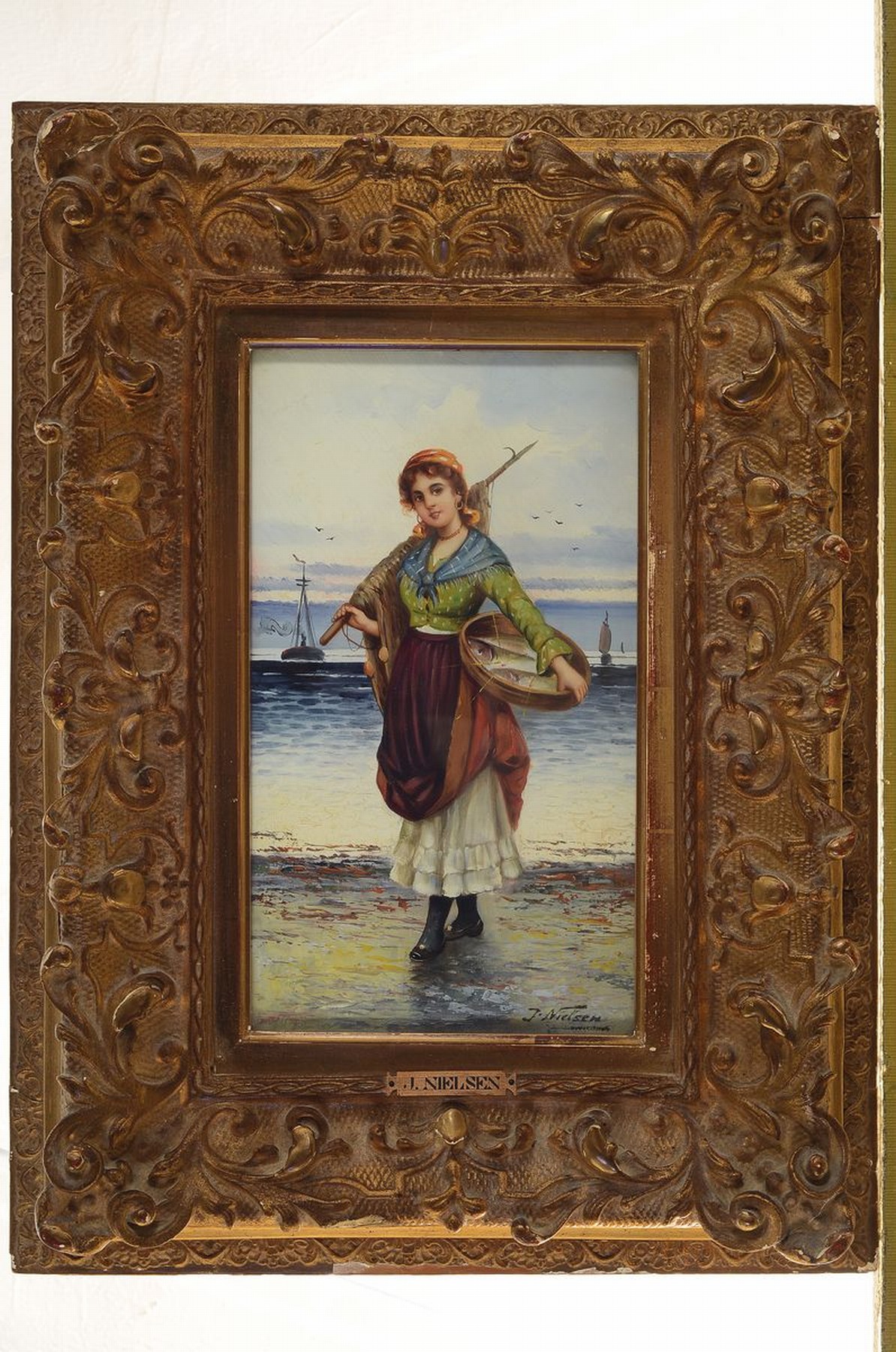 Detail k: J. Nielsen, wohl dänischer Maler, um 1900, Fischerin am Hafen, Öl/Lwd, signiert, ca. 31 x 18 cm, Prunkrahmen ca. 51 x 38 cm, l. Alterssp.