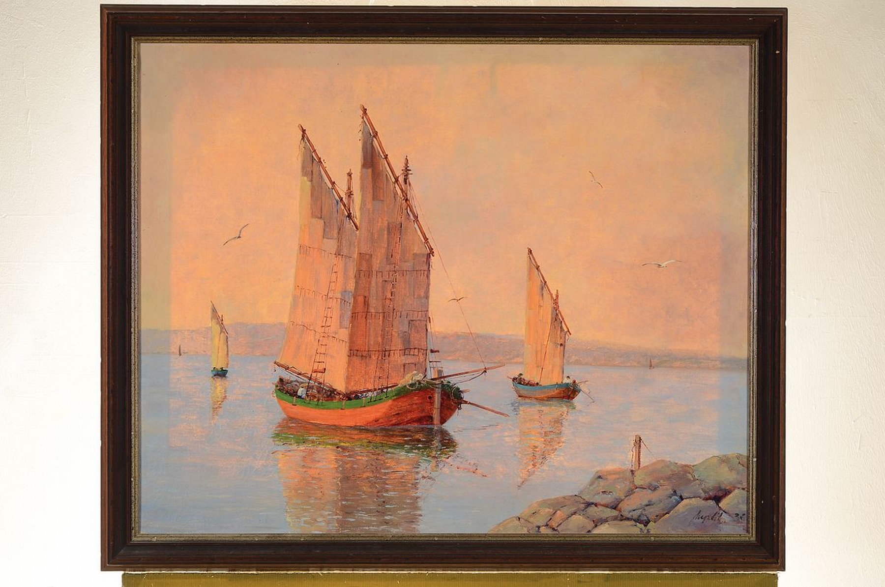 Detail k: Ungedeuteter Künstler des 20.Jh., maritime Landschaft, drei Segelboot vor der Küste, atmosphärisches Licht der untergehenden Sonne, klare ...