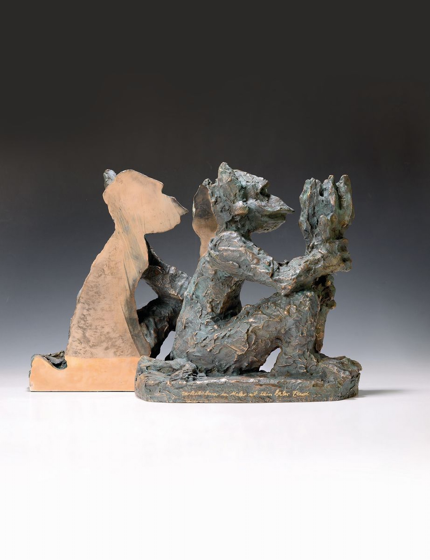 Jörg Immendorf, geb. 1945 Bleckede-2007 Düsseldorf, Alter Ego, 2-teilige Bronzeskulptur eines Affen mit Pinsel, glatte Seite poliert, aus 1995, ...
