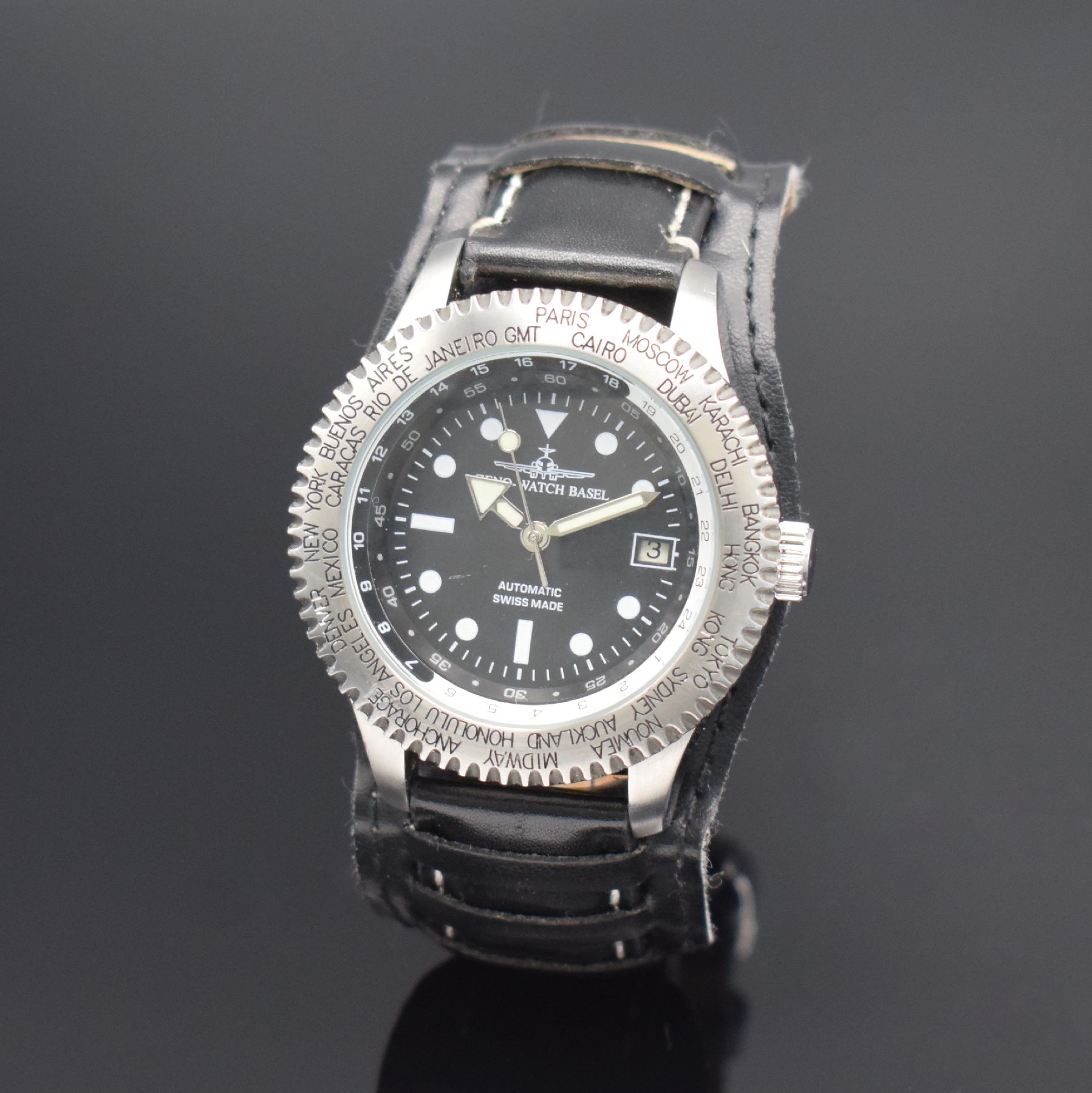 ZENO-WATCH BASEL GMT Herrenarmbanduhr Kaliber AS 1913 in Stahl, Schweiz um 2010, Automatik, Boden & Krone verschr., orig. Lederband m. Dornschl., ...