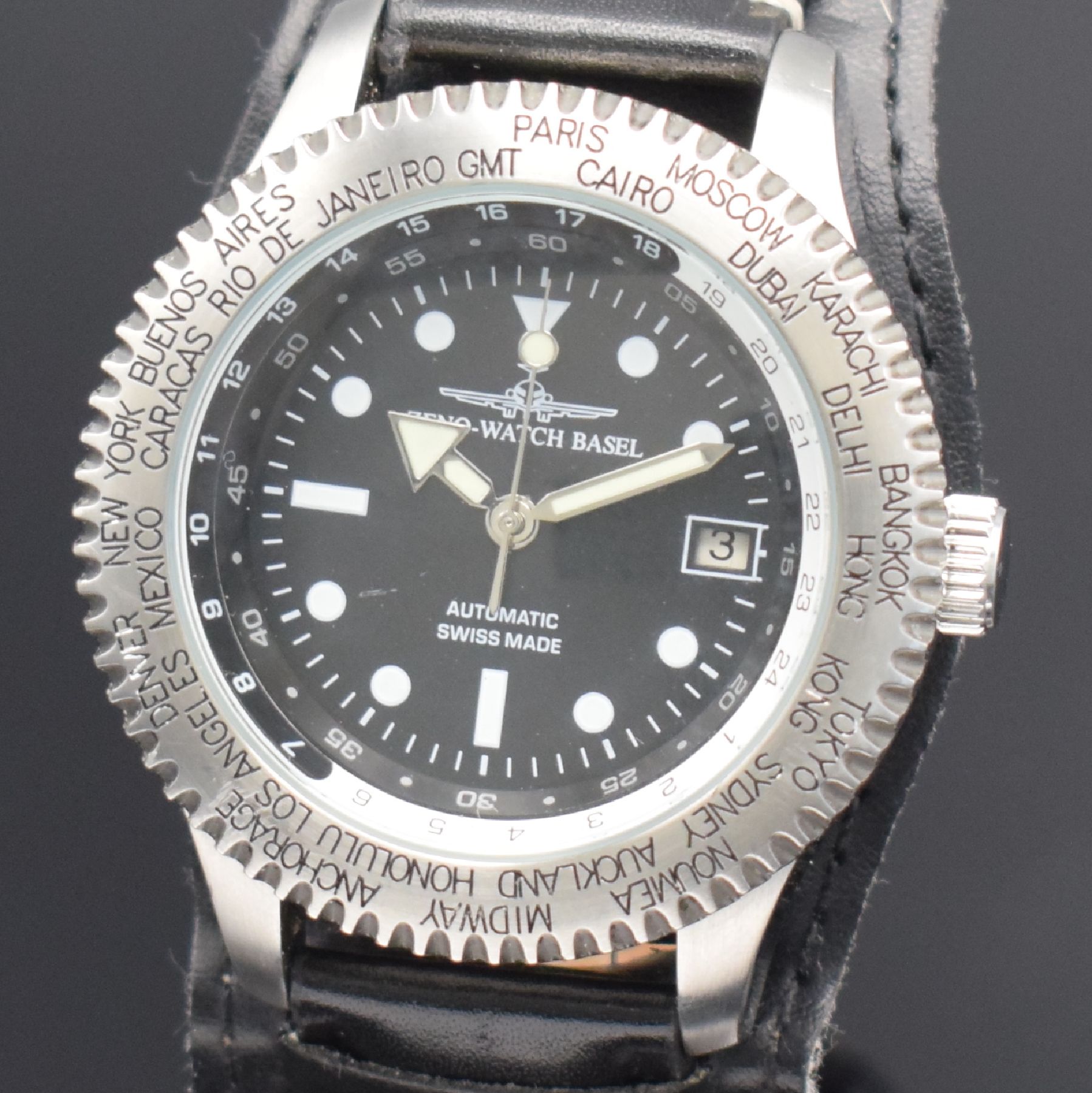 Detail a: ZENO-WATCH BASEL GMT Herrenarmbanduhr Kaliber AS 1913 in Stahl, Schweiz um 2010, Automatik, Boden & Krone verschr., orig. Lederband m. Dornschl., ...