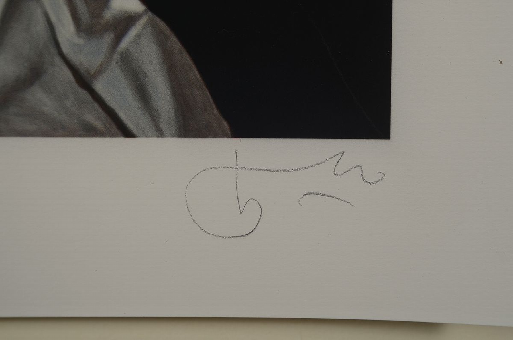 Detail a: Willi Kissmer, 1951-2018, Sitzender Halbakt, Giclee-Druck auf Baumwollbütten, sign., bez. E.A., verso mit Nachlassstempel von Willi Kissmer, ca. ...