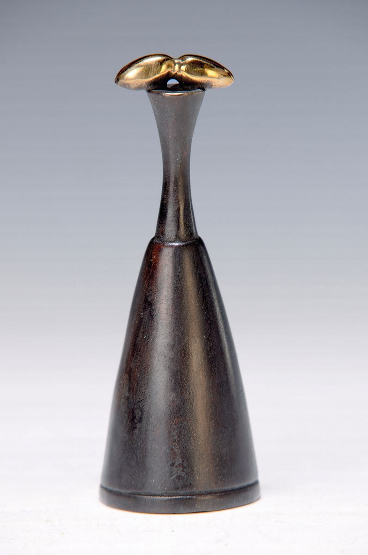 Paul Wunderlich, 1927-2010, Bronzeskulptur, Löschhütchen, sign., num. 1498, ca. 9 cm