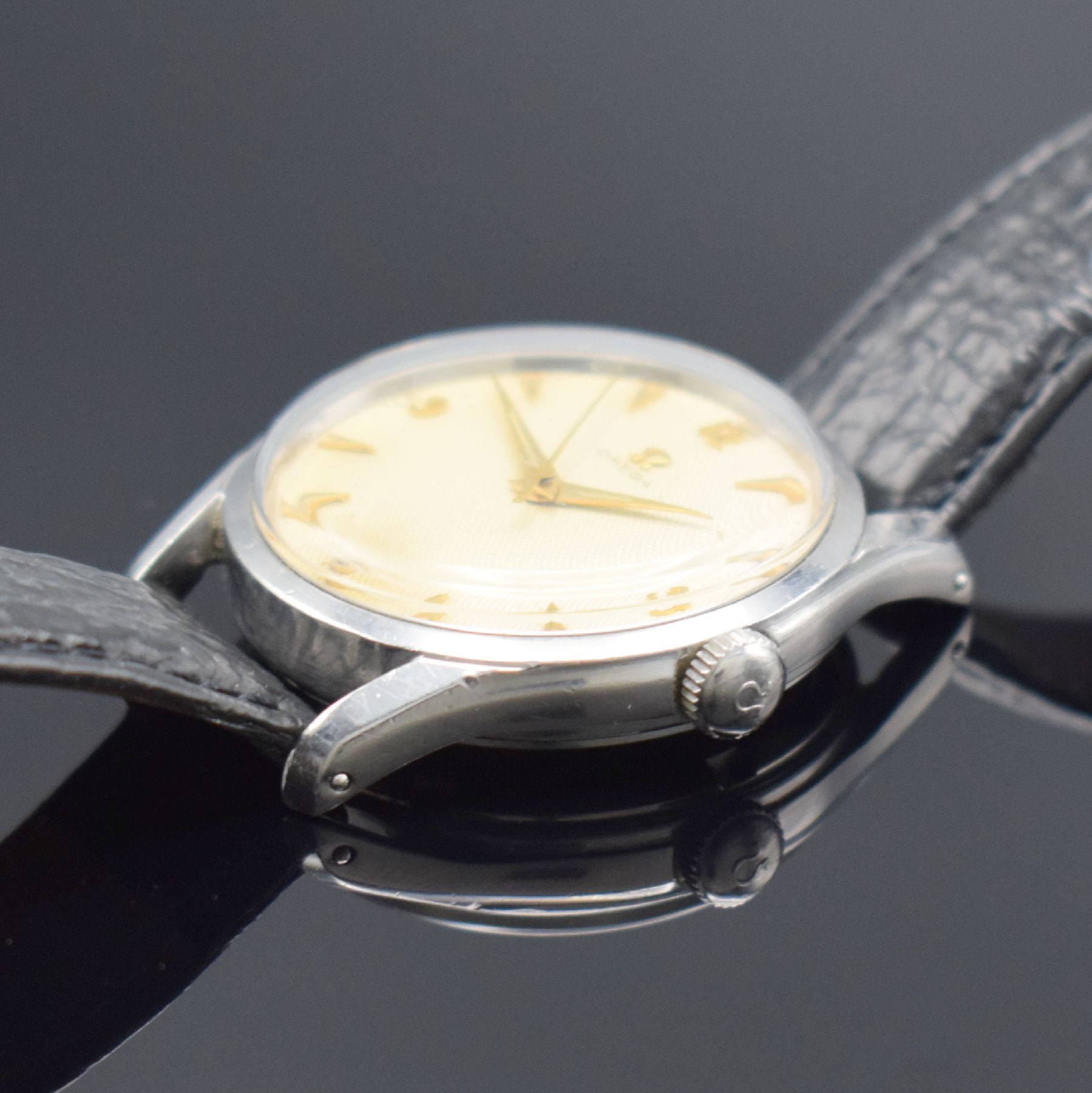 Detail b: OMEGA Herrenarmbanduhr Ref. 2640-9SC in Stahl, Schweiz um 1954, Handaufzug, 2-teil. Geh., Boden geschr., orig. Krone, orig. Waben- zifferbl. m. ...