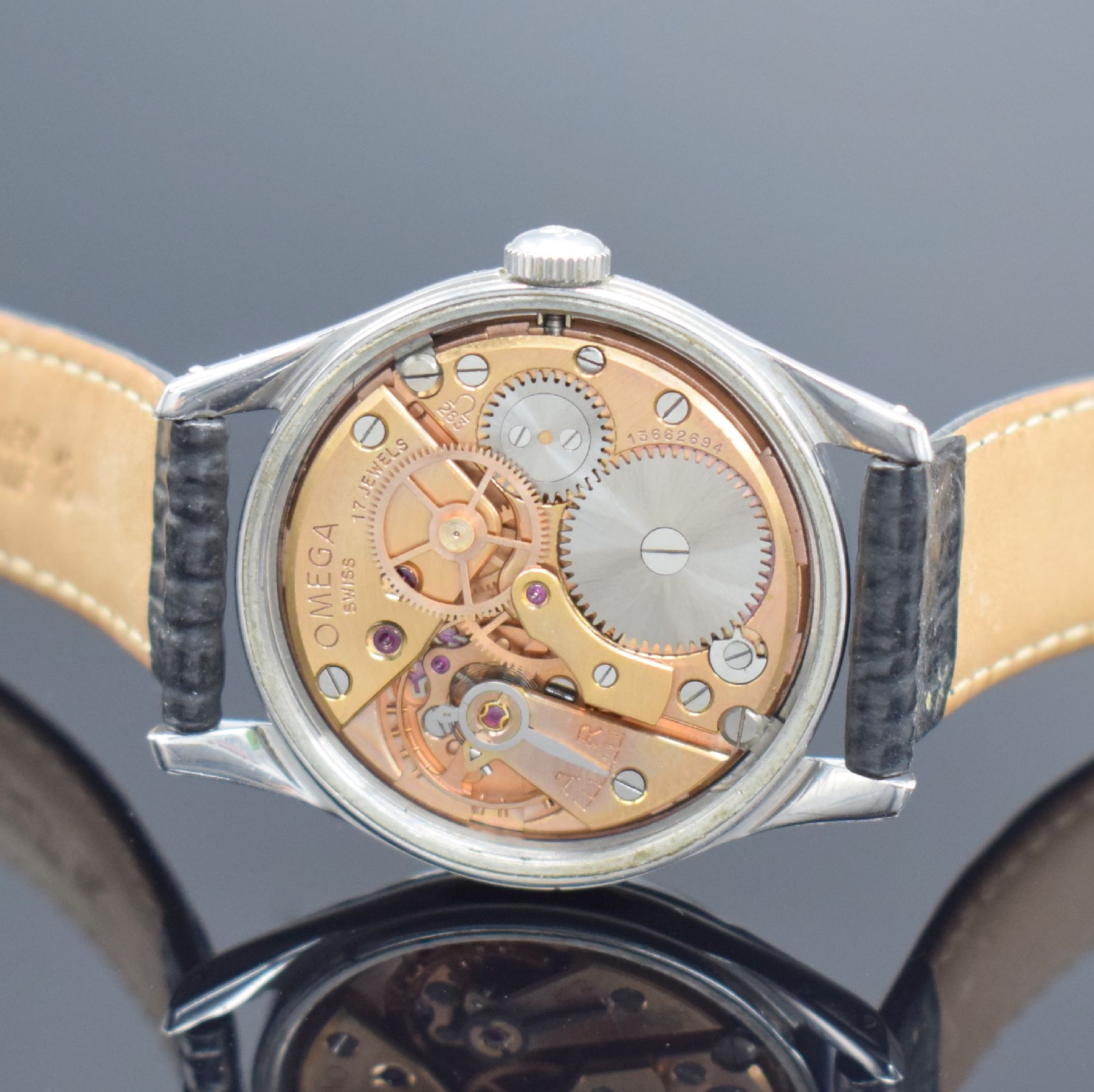 Detail d: OMEGA Herrenarmbanduhr Ref. 2640-9SC in Stahl, Schweiz um 1954, Handaufzug, 2-teil. Geh., Boden geschr., orig. Krone, orig. Waben- zifferbl. m. ...